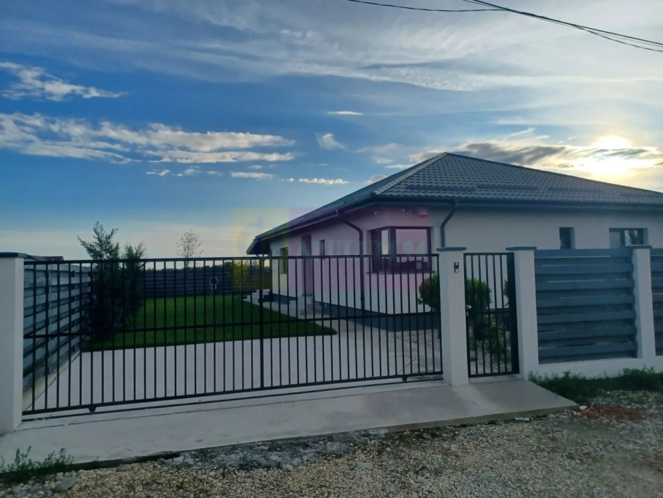 Casă nouă parter 162 mp, curte 504 mp, Săbăreni - Imobilul se află in localitatea Săbăreni, în apropierea celor 2 păduri, într-o zonă rezidențială nouă, ferită de traficul rutier, la aproximativ 200 m de strada Principală, DJ 602. Este o casă tip parter, cu structura de rezistență din beton armat și zidărie din căramidă, tencuită atât pe interior cât si pe exterior, peste care s-a aplicat polistiren de 150 mm si tencuiala decorativă Kober. Casa este acoperită cu țiglă metalică mată, ferestrele sunt Salamander cu geamuri tripan. Casa are placă din beton armat peste parter, podul este înalt, izolat termic cu celuloză, cu fereastră tip Velux. Locuința beneficiază de încălzire în pardoseală, centrală termică pe gaze în condensație. Finisajele interioare pot fi alese de cumpărător, intr-un anumit buget convenit cu vânzatorul. Casa are 3 dormitoare, living, bucătărie (18 mp), 2 băi, dresing, hol, cameră tehnică, pivniță si terasă acoperită. Imaginile din prezentare sunt de la o casă vândută. Termen de finalizare, la cheie Februarie 2026. Pret 157.000 EUR, cu TVA 21% inclus. Nu se plătește comision.