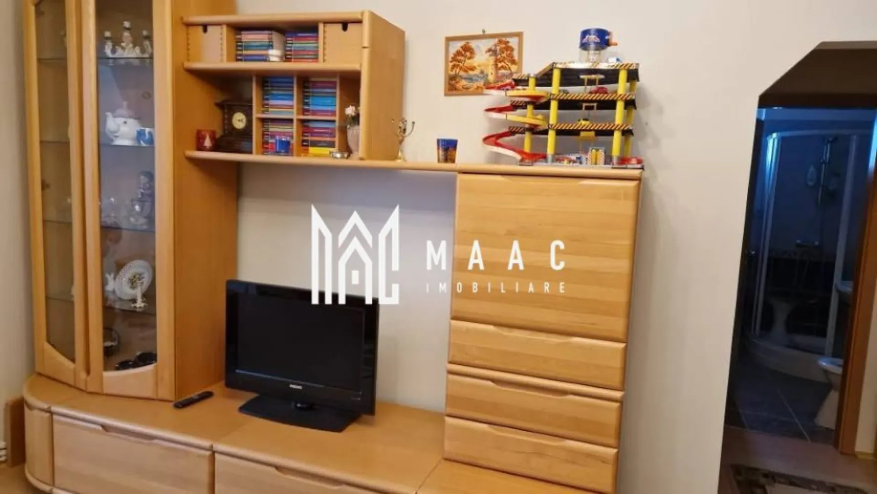 Apartament 2 camere | Etaj 1 | Balcon | Mobilat și utilat | Terezian - Maac Imobiliare prezintă spre vânzare un apartament cu 2 camere, situat în zona Terezian, pe strada Rusciorului, în apropiere de biserica din Gara Mică.

Locuința este amplasată la etajul 1 al unui imobil construit din cărămidă, izolat exterior, și dispune de o suprafață utilă de 48 mp, la care se adaugă un balcon închis. Apartamentul este semidecomandat și se vinde mobilat și utilat, fiind pregătit pentru mutare imediată.

Compartimentarea este eficientă și bine organizată:
hol de acces
living
bucătărie separată
dormitor
baie cu duș și geam de aerisire
balcon închis

Imobilul este situat într-o zonă liniștită, cu acces facil către magazine, școli și mijloace de transport în comun, oferind confort și practicitate pentru locuire sau investiție.

Pentru mai multe detalii, vă rugăm să menționați telefonic că ați văzut anunțul cu CP2980460.