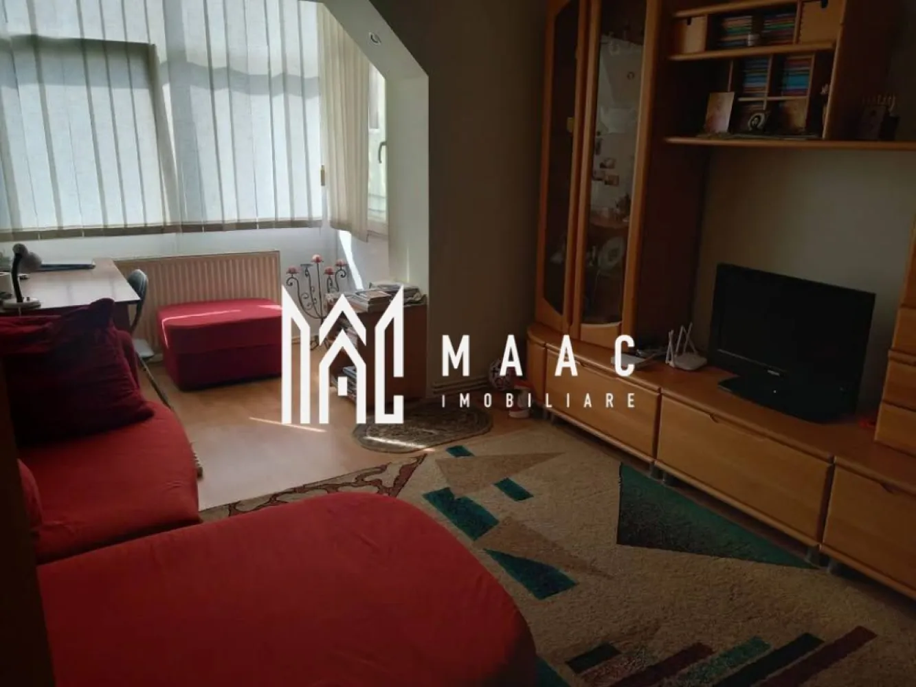 Apartament 2 camere | Etaj 1 | Balcon | Mobilat și utilat | Terezian - Maac Imobiliare prezintă spre vânzare un apartament cu 2 camere, situat în zona Terezian, pe strada Rusciorului, în apropiere de biserica din Gara Mică.

Locuința este amplasată la etajul 1 al unui imobil construit din cărămidă, izolat exterior, și dispune de o suprafață utilă de 48 mp, la care se adaugă un balcon închis. Apartamentul este semidecomandat și se vinde mobilat și utilat, fiind pregătit pentru mutare imediată.

Compartimentarea este eficientă și bine organizată:
hol de acces
living
bucătărie separată
dormitor
baie cu duș și geam de aerisire
balcon închis

Imobilul este situat într-o zonă liniștită, cu acces facil către magazine, școli și mijloace de transport în comun, oferind confort și practicitate pentru locuire sau investiție.

Pentru mai multe detalii, vă rugăm să menționați telefonic că ați văzut anunțul cu CP2980460.