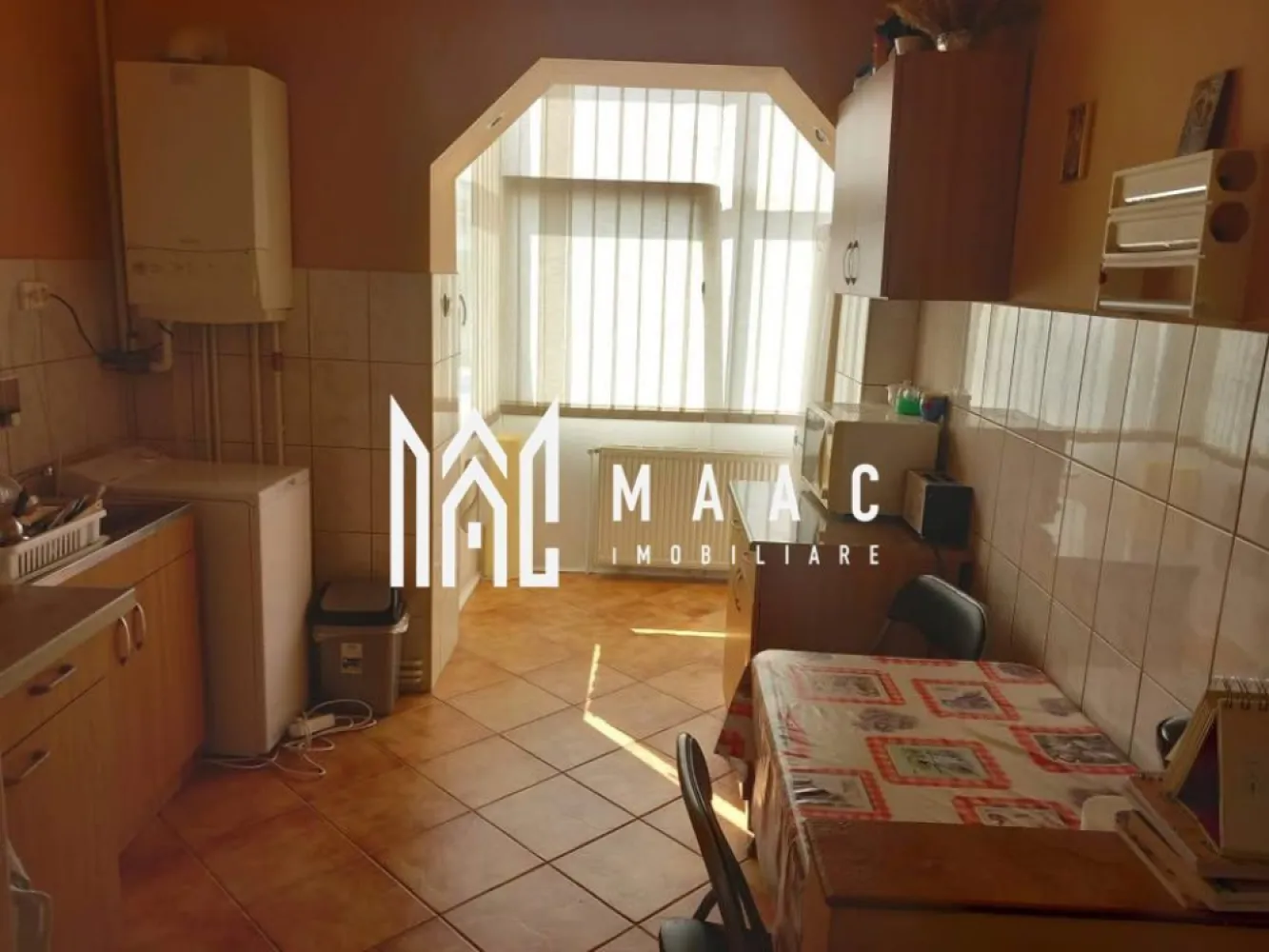 Apartament 2 camere | Etaj 1 | Balcon | Mobilat și utilat | Terezian - Maac Imobiliare prezintă spre vânzare un apartament cu 2 camere, situat în zona Terezian, pe strada Rusciorului, în apropiere de biserica din Gara Mică.

Locuința este amplasată la etajul 1 al unui imobil construit din cărămidă, izolat exterior, și dispune de o suprafață utilă de 48 mp, la care se adaugă un balcon închis. Apartamentul este semidecomandat și se vinde mobilat și utilat, fiind pregătit pentru mutare imediată.

Compartimentarea este eficientă și bine organizată:
hol de acces
living
bucătărie separată
dormitor
baie cu duș și geam de aerisire
balcon închis

Imobilul este situat într-o zonă liniștită, cu acces facil către magazine, școli și mijloace de transport în comun, oferind confort și practicitate pentru locuire sau investiție.

Pentru mai multe detalii, vă rugăm să menționați telefonic că ați văzut anunțul cu CP2980460.