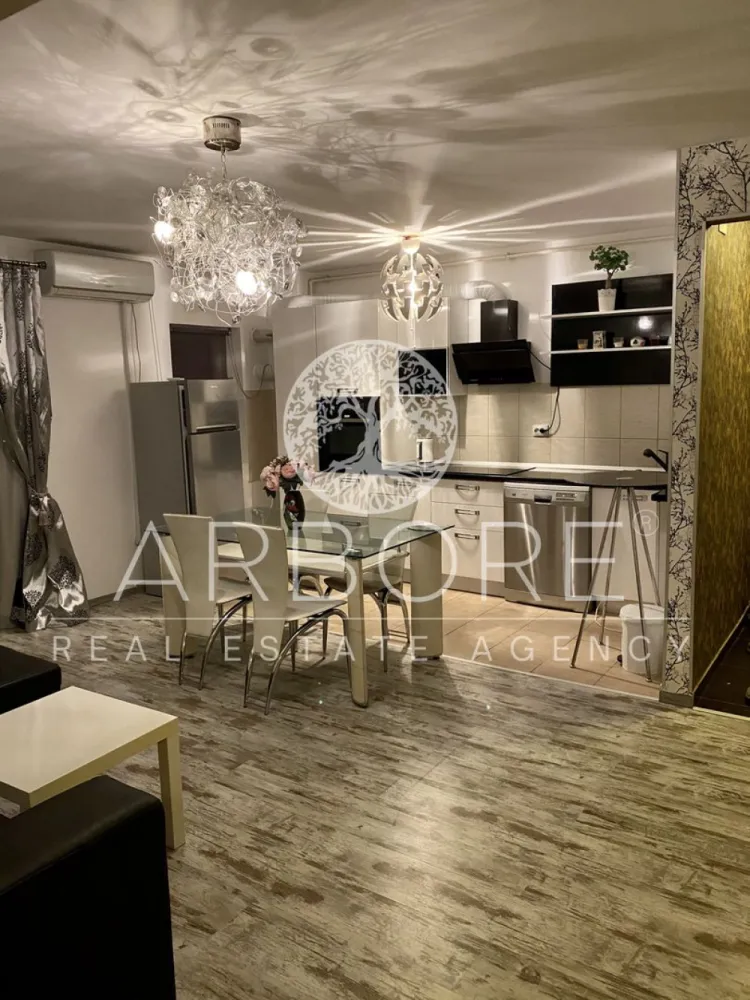 Apartament spațios 2 camere | Mobilat și utilat complet | Zona Pipera - Arbore Real Estate vă oferă spre vânzare un apartament modern cu 2 camere, situat în zona exclusivistă Pipera – Lemon Park, ideal pentru cei care caută confort, stil și funcționalitate.

Locuința este complet mobilată și utilată, fiind pregătită pentru mutare imediată. Livingul generos este mobilat cu gust și include un set complet de bucătărie: cuptor electric, plită electrică, hotă performantă, chiuvetă și baterie Franke, precum și aer condiționat Samsung pentru confort termic optim. Canapeaua extensibilă din piele adaugă un plus de eleganță și funcționalitate.

Apartamentul dispune de două balcoane spațioase, perfecte pentru momente de relaxare sau socializare. Holul include un dressing generos cu uși din oglindă, oferind un spațiu excelent de depozitare. Dormitorul este dotat cu un dressing mare de la Ikea și un pat din piele de la Mobexpert, care adaugă un aer rafinat și confortabil.

Baia este echipată cu cadă și o mașină de spălat rufe cu uscător inclus, pentru un plus de comoditate.

Această proprietate este ideală atât pentru locuire proprie, cât și pentru investiție, fiind amplasată într-o zonă bine cotată și în continuă dezvoltare.

Cu deosebită considerație,
Arbore Real Estate