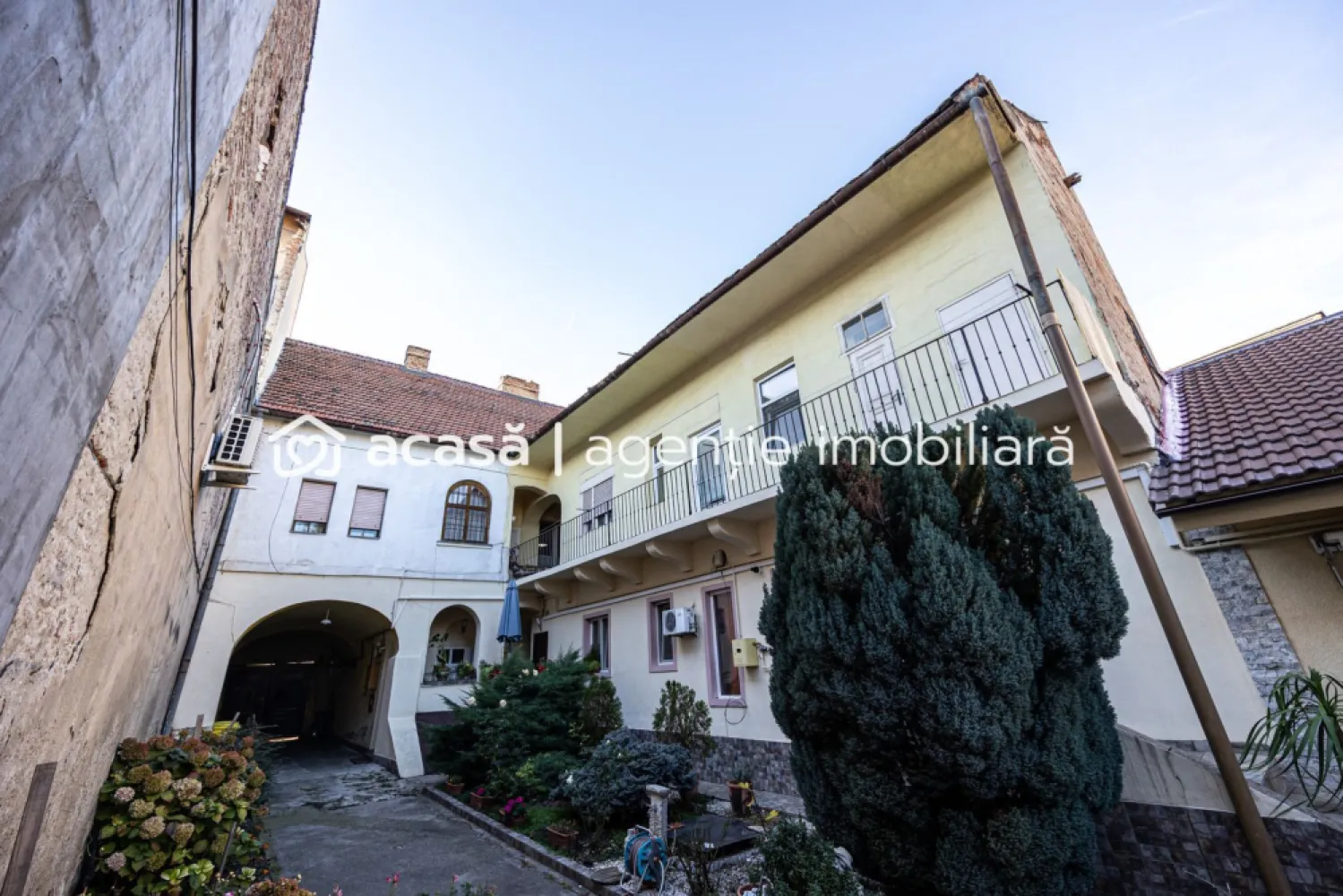 REZERVAT! 4 camere - 130 mp utili / ultracentral / etaj 1 - Cum ar fi să locuiești ultracentral… dar pe o străduță atât de liniștită încât uiți că ești în centru?

Pe Str. Ilarie Chendi, una dintre cele mai discrete și calme străduțe din centrul Aradului, găsești genul de apartament pe care îl vezi rar: 130 mp utili, etaj 1 din 1, comunitate restrânsă, trafic redus. Un loc în care ai spațiu cât pentru o casă, dar toate avantajele centrului la doi pași.

Detalii proprietate:
4 camere semidecomandate
bucătărie + baie
spațiu de depozitare în apartament
pod generos cu acces facil + boxă la subsol (bonus rar în ultracentral)
imobil cu acoperiș renovat și fațadă reabilitată
necesită renovare – adică îl personalizezi exact pe gustul tău

Preț listare: 134.900 € (negociabil)
🚫 Comision 0%

Locuirea ultracentrală în Arad aduce beneficii clare: acces imediat la zone pietonale, cafenele, restaurante, instituții, transport public și evenimente culturale; timp câștigat zilnic; siguranță crescută datorită prezenței constante în zonă; plus o valoare imobiliară stabilă.

📞 Pentru detalii și programarea unei vizionări sună‑mă acum, sunt Mihai Molnar și am numărul de telefon: 0761 899 230

💳 Nu dispui de toată suma? Te ajutăm gratuit! Îți obținem oferte de la 16 bănci.

🏡 Ai o proprietate de vânzare în Arad și vrei să știi cât valorează cu adevărat? Sună‑mă pentru o evaluare gratuită, fără obligații.

🏢 ACASĂ | Agenție imobiliară Arad
Bulevardul Decebal 2, Arad 310133