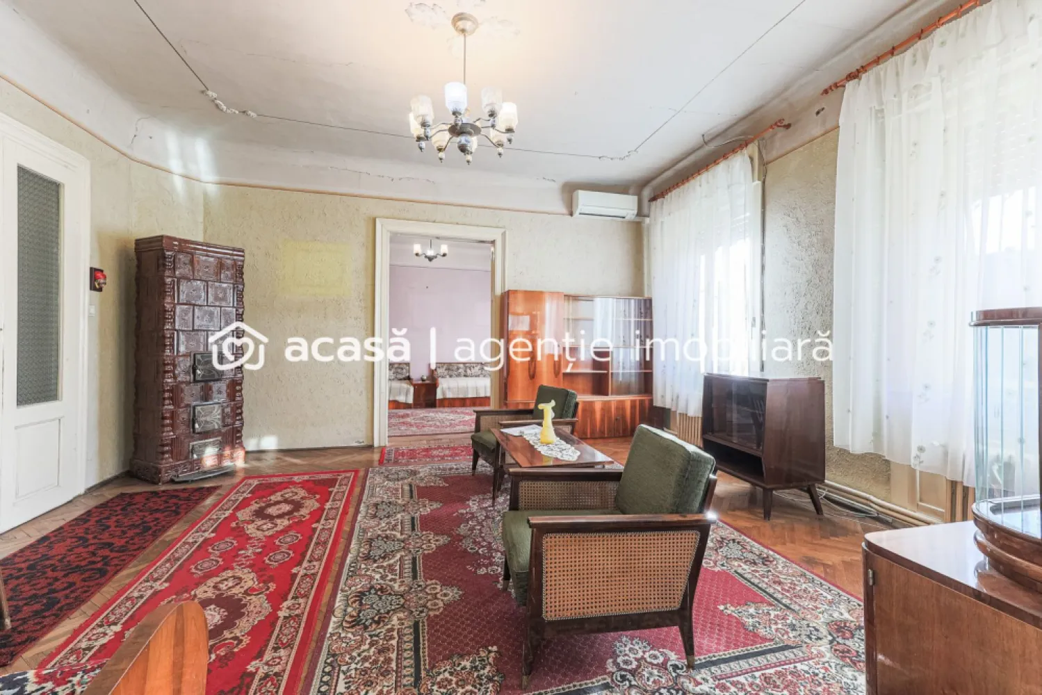 REZERVAT! 4 camere - 130 mp utili / ultracentral / etaj 1 - Cum ar fi să locuiești ultracentral… dar pe o străduță atât de liniștită încât uiți că ești în centru?

Pe Str. Ilarie Chendi, una dintre cele mai discrete și calme străduțe din centrul Aradului, găsești genul de apartament pe care îl vezi rar: 130 mp utili, etaj 1 din 1, comunitate restrânsă, trafic redus. Un loc în care ai spațiu cât pentru o casă, dar toate avantajele centrului la doi pași.

Detalii proprietate:
4 camere semidecomandate
bucătărie + baie
spațiu de depozitare în apartament
pod generos cu acces facil + boxă la subsol (bonus rar în ultracentral)
imobil cu acoperiș renovat și fațadă reabilitată
necesită renovare – adică îl personalizezi exact pe gustul tău

Preț listare: 134.900 € (negociabil)
🚫 Comision 0%

Locuirea ultracentrală în Arad aduce beneficii clare: acces imediat la zone pietonale, cafenele, restaurante, instituții, transport public și evenimente culturale; timp câștigat zilnic; siguranță crescută datorită prezenței constante în zonă; plus o valoare imobiliară stabilă.

📞 Pentru detalii și programarea unei vizionări sună‑mă acum, sunt Mihai Molnar și am numărul de telefon: 0761 899 230

💳 Nu dispui de toată suma? Te ajutăm gratuit! Îți obținem oferte de la 16 bănci.

🏡 Ai o proprietate de vânzare în Arad și vrei să știi cât valorează cu adevărat? Sună‑mă pentru o evaluare gratuită, fără obligații.

🏢 ACASĂ | Agenție imobiliară Arad
Bulevardul Decebal 2, Arad 310133