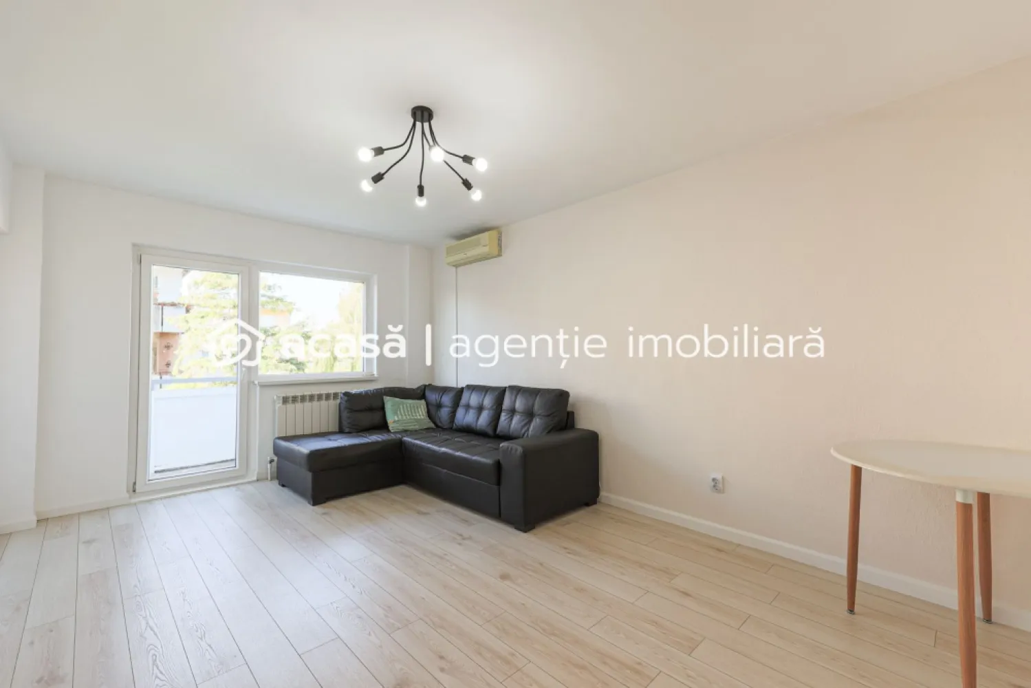Apartament 2 camere - renovat - Piața Catedralei - COMISION 0 - Vă propun spre vânzare un apartament spațios și luminos de 2 camere, situat la etajul 3/4, în zona centrală Piața Catedralei – o zonă liniștită, cu spații verzi, dar totodată în plină dezvoltare.

✔ Suprafață: 78 mp construiți (conform CF)
✔ Compartimentare:
- living generos
- dormitor
- bucătărie cu cămară
- hol spațios
- baie cu cadă
- 2 balcoane (unul închis)

✔ Dotări și beneficii:
- renovat complet în 2025
- centrală termică pe gaz
- aparat de aer condiționat
- apartament luminos, cu vedere deschisă
- se vinde parțial mobilat

Principalul avantaj al acestui apartament este poziționarea excelentă: aproape de centrul orașului, într-o zonă liniștită și verde, ideală pentru rezidență sau investiție

📞 Pentru mai multe detalii și pentru a programa o vizionare, nu ezita să mă contactezi:
Daniel Hord – Consultant imobiliar - 0755 274 519

Nu dispui de toată suma? Te ajutăm noi gratuit! Îți obținem oferte de la 16 bănci
Ai o proprietate de vânzare în Arad și vrei să știi cât valorează cu adevărat?
Sună-mă pentru o evaluare GRATUITĂ!