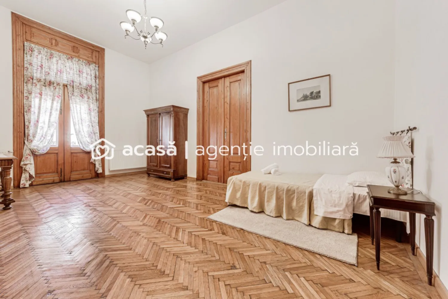 Bijuterie arhitecturală cu istorie. Confort modern, Ultracentral. - Proprietate de lux complet renovată într-o clădire istorică, situată ultracentral în Arad! 
Aceasta este o oportunitate foarte rară pentru cei care apreciază eleganța, spațiul generos și avantajele unei locații premium.

Date tehnice:

Suprafață utilă: 175 mp.
Istorie și eleganță: Construit în anul 1913 de către marele arhitect Lajos Szantay, renovat cu grijă la detalii și finisaje clasice de calitate. Fațada și acoperișul clădirii au fost reabilitate complet in cursul anului 2024.
Spațiu și confort: 4 camere luminoase, 2 băi moderne (una cu cadă), bucătărie funcțională, 3 balcoane superbe.

Visezi la o locuință impresionantă, care îmbină luxul modern cu farmecul istoric? 

Acest apartament oferă o experiență de viață unică. Fiecare detaliu, de la designul clasic la reabilitarea completă a clădirii, confirmă statutul și eleganța unui spațiu exclusivist.

Nu rata ocazia de a deține și locui într-o proprietate deosebită!
Programează o vizionare chiar astăzi: 📞 Contact: 0757662907 Andrei Caracioni, consultant imobiliar Acasa Atad. 
Nu percepem comision.

Nu dispui de toată suma? Te ajutăm noi gratuit! Îți obținem oferte de la 16 bănci.

Ai o proprietate de vânzare în Arad și vrei să știi cât valorează cu adevărat?
Sună-mă pentru o evaluare gratuită, fără obligații.

Birou: ACASĂ | Agenție imobiliară Arad
Bulevardul Decebal 2, Arad 310133

Cod proprietate: CP2206597
