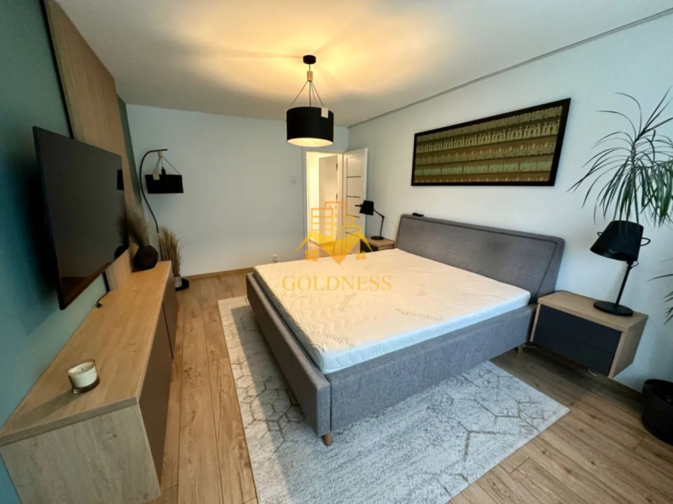 3 camere, parcare, Manastur, Premium, Zona Kaufland, Calea Manastur - GOLDNESS Imobiliare vă propune spre închiriere un apartament cu 3 camere complet mobilat și utilat, la Parter într-un imobil de 4 etaje, în Cartierul Manastur.

Apartamentul este la prima închiriere cu finisaje de LUX, totul este nou și de cea mai înaltă calitate.
Dispune de loc de parcare!
Se află în apropierea stațiilor de transport în comun, magazine, restaurante, spații verzi, farmacii, etc. 

Apartamentul este compartimentat astfel:
 - dormitor cu pat matrimonial, dressing, noptiere
 - living cu canapea extensibilă 
 - camera transformata in dressing walk in.
 - bucătărie complet utilată și mobilată, loc de servit masa 
 - baie cu cada și una de serviciu, calorifer port prosop și dulap pentru depozitare.

Imobilul este dotat cu toate cele necesare- centrală proprie, frigider, aragaz, hotă, mașină de spălat haine și vase, etc. 

Dacă sunteți interesați de acest apartament și doriți să îl vizionați, dar și pentru alte oferte nu ezitați să ne contactați telefonic sau prin e-mail. Vă stăm la dispoziție!
Pentru intermediere se percepe un comision de 50% din prețul chiriei!