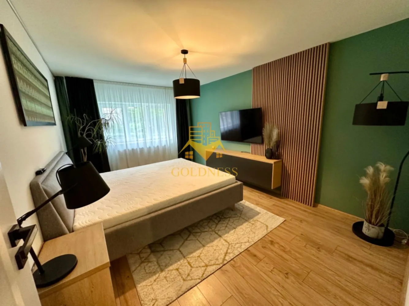 3 camere, parcare, Manastur, Premium, Zona Kaufland, Calea Manastur - GOLDNESS Imobiliare vă propune spre închiriere un apartament cu 3 camere complet mobilat și utilat, la Parter într-un imobil de 4 etaje, în Cartierul Manastur.

Apartamentul este la prima închiriere cu finisaje de LUX, totul este nou și de cea mai înaltă calitate.
Dispune de loc de parcare!
Se află în apropierea stațiilor de transport în comun, magazine, restaurante, spații verzi, farmacii, etc. 

Apartamentul este compartimentat astfel:
 - dormitor cu pat matrimonial, dressing, noptiere
 - living cu canapea extensibilă 
 - camera transformata in dressing walk in.
 - bucătărie complet utilată și mobilată, loc de servit masa 
 - baie cu cada și una de serviciu, calorifer port prosop și dulap pentru depozitare.

Imobilul este dotat cu toate cele necesare- centrală proprie, frigider, aragaz, hotă, mașină de spălat haine și vase, etc. 

Dacă sunteți interesați de acest apartament și doriți să îl vizionați, dar și pentru alte oferte nu ezitați să ne contactați telefonic sau prin e-mail. Vă stăm la dispoziție!
Pentru intermediere se percepe un comision de 50% din prețul chiriei!