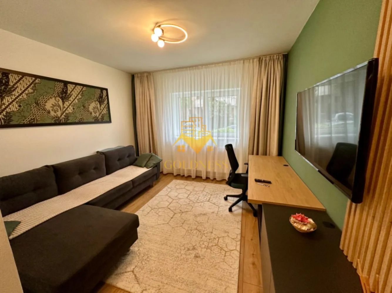 3 camere, parcare, Manastur, Premium, Zona Kaufland, Calea Manastur - GOLDNESS Imobiliare vă propune spre închiriere un apartament cu 3 camere complet mobilat și utilat, la Parter într-un imobil de 4 etaje, în Cartierul Manastur.

Apartamentul este la prima închiriere cu finisaje de LUX, totul este nou și de cea mai înaltă calitate.
Dispune de loc de parcare!
Se află în apropierea stațiilor de transport în comun, magazine, restaurante, spații verzi, farmacii, etc. 

Apartamentul este compartimentat astfel:
 - dormitor cu pat matrimonial, dressing, noptiere
 - living cu canapea extensibilă 
 - camera transformata in dressing walk in.
 - bucătărie complet utilată și mobilată, loc de servit masa 
 - baie cu cada și una de serviciu, calorifer port prosop și dulap pentru depozitare.

Imobilul este dotat cu toate cele necesare- centrală proprie, frigider, aragaz, hotă, mașină de spălat haine și vase, etc. 

Dacă sunteți interesați de acest apartament și doriți să îl vizionați, dar și pentru alte oferte nu ezitați să ne contactați telefonic sau prin e-mail. Vă stăm la dispoziție!
Pentru intermediere se percepe un comision de 50% din prețul chiriei!