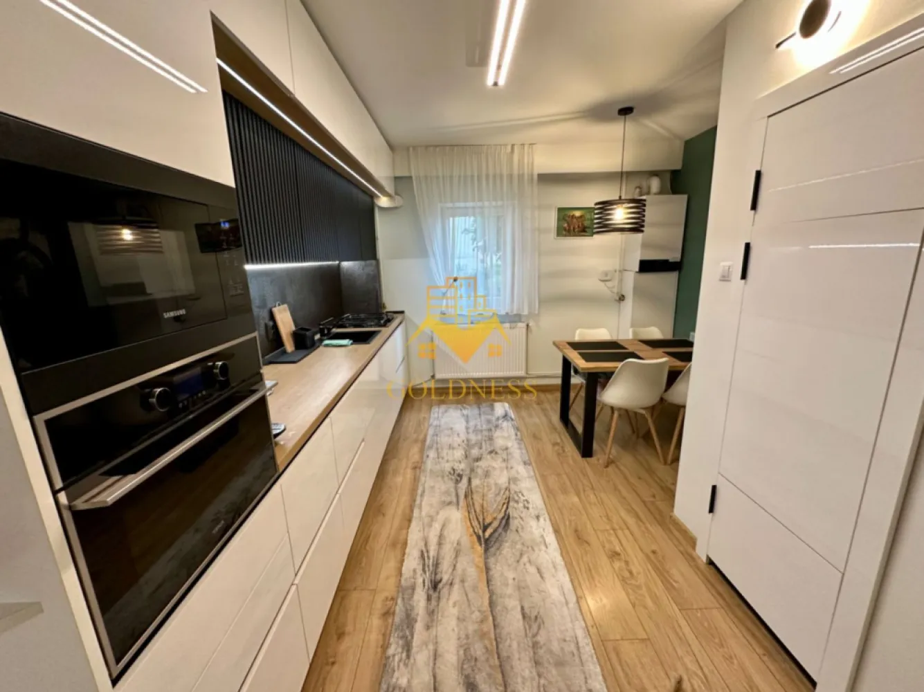 3 camere, parcare, Manastur, Premium, Zona Kaufland, Calea Manastur - GOLDNESS Imobiliare vă propune spre închiriere un apartament cu 3 camere complet mobilat și utilat, la Parter într-un imobil de 4 etaje, în Cartierul Manastur.

Apartamentul este la prima închiriere cu finisaje de LUX, totul este nou și de cea mai înaltă calitate.
Dispune de loc de parcare!
Se află în apropierea stațiilor de transport în comun, magazine, restaurante, spații verzi, farmacii, etc. 

Apartamentul este compartimentat astfel:
 - dormitor cu pat matrimonial, dressing, noptiere
 - living cu canapea extensibilă 
 - camera transformata in dressing walk in.
 - bucătărie complet utilată și mobilată, loc de servit masa 
 - baie cu cada și una de serviciu, calorifer port prosop și dulap pentru depozitare.

Imobilul este dotat cu toate cele necesare- centrală proprie, frigider, aragaz, hotă, mașină de spălat haine și vase, etc. 

Dacă sunteți interesați de acest apartament și doriți să îl vizionați, dar și pentru alte oferte nu ezitați să ne contactați telefonic sau prin e-mail. Vă stăm la dispoziție!
Pentru intermediere se percepe un comision de 50% din prețul chiriei!
