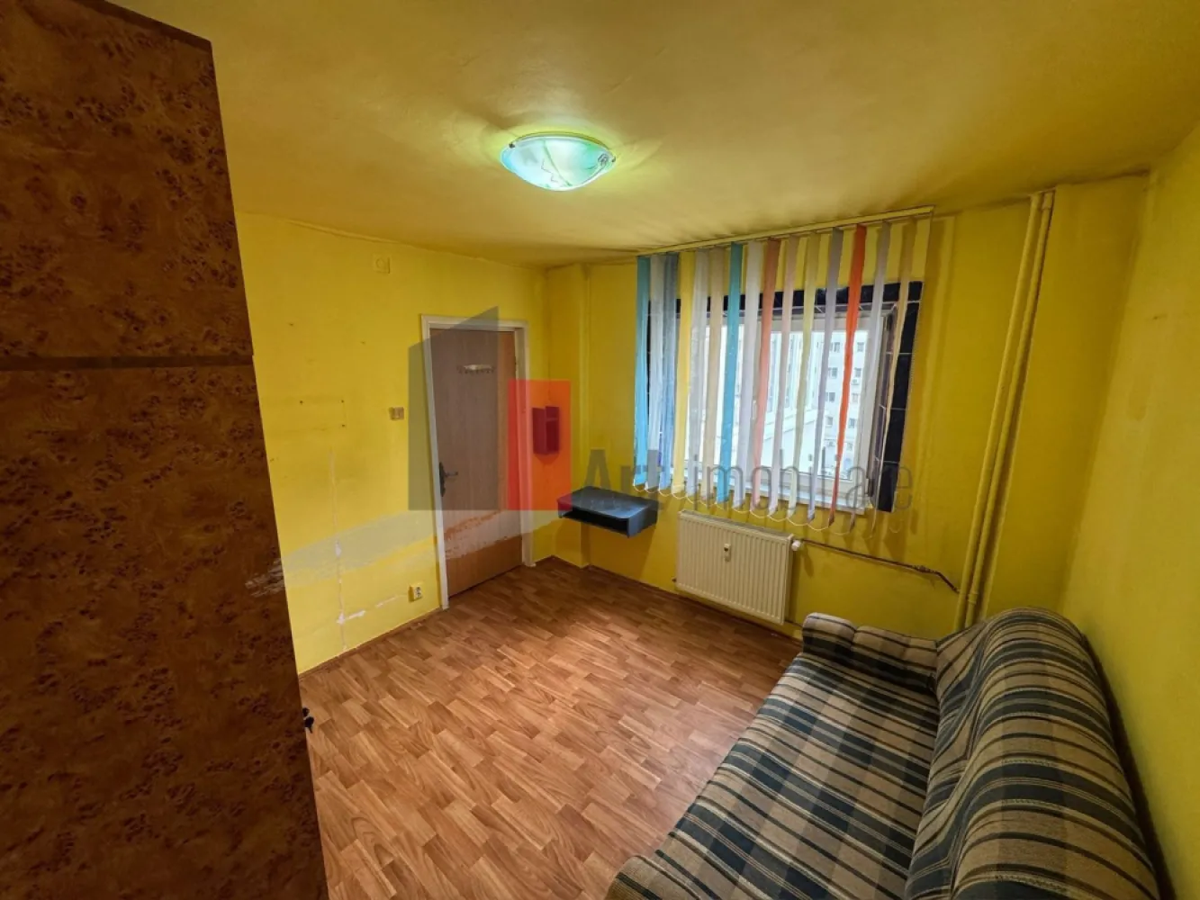 APARTAMENT 2 CAMERE MARGEANULUI - Va prezentam spre vanzare un apartament de 2 camere decomandat situat
 in zona Margeanului la etajul 4 din 8.
 Apartamentul in suprafata de 51mp, are living, dormitor , bucatarie, baie 2 balcoane.
 Comfortul termic este asigurat de la sistemul centralizat de termoficare. 
 Apartamentul trebuie renovat.
 Pentru alte imformatii sau vizionare va rugam sunati la 0722 371 033.