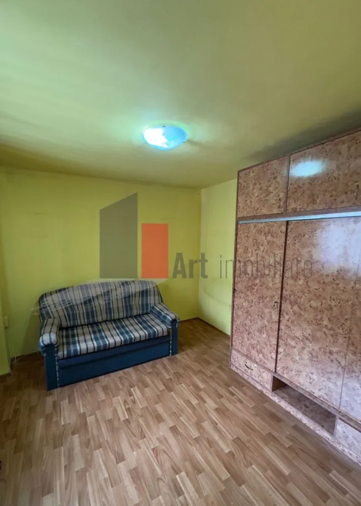 APARTAMENT 2 CAMERE MARGEANULUI - Va prezentam spre vanzare un apartament de 2 camere decomandat situat
 in zona Margeanului la etajul 4 din 8.
 Apartamentul in suprafata de 51mp, are living, dormitor , bucatarie, baie 2 balcoane.
 Comfortul termic este asigurat de la sistemul centralizat de termoficare. 
 Apartamentul trebuie renovat.
 Pentru alte imformatii sau vizionare va rugam sunati la 0722 371 033.