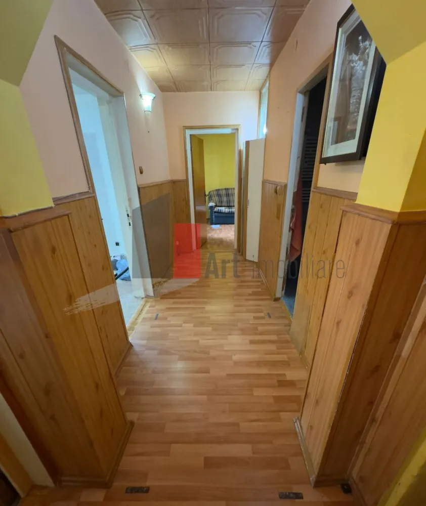 APARTAMENT 2 CAMERE MARGEANULUI - Va prezentam spre vanzare un apartament de 2 camere decomandat situat
 in zona Margeanului la etajul 4 din 8.
 Apartamentul in suprafata de 51mp, are living, dormitor , bucatarie, baie 2 balcoane.
 Comfortul termic este asigurat de la sistemul centralizat de termoficare. 
 Apartamentul trebuie renovat.
 Pentru alte imformatii sau vizionare va rugam sunati la 0722 371 033.