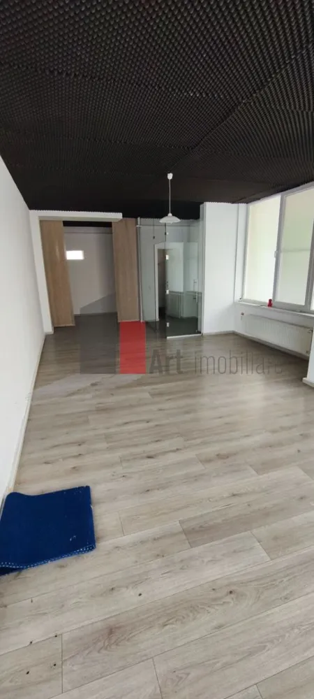 Spatiu comercial 2 etaje stradal, compartimentat - Spatiu comercial zona aglomerata, stradal, format din 2 etaje, demisol si parter inalt cu scara interioara. Acces separat in cele 2 sptii cu usi separate. Locuri de parcare in fata cladirii.
Se pot ifolosi separat, finisaje parchet, gresie, faianta, obiecte sanitare, perfect functional.
Sunati pentru detalii si negociere.