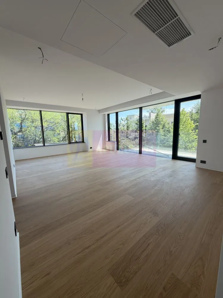 Apartament 4 camere ONE LAKE CLUB , LUX - Agentia Imobiliara Apulum 94, va ofera spre vanzare
Apartament premium | 4 camere | 
ONE LAKE CLUB Lacul Tei
Suprafata Totala 175 mp
Suprafata Apartament 156,5 mp
Suprafata Terasa 18,5 mp
An finalizare constructie 2026.

Apartamentul este pe persoana juridica . Pretul este 540.000 € PLUS TVA
Se poate achizitiona cu taxare inversa (fara tva) pe persoana juridica

Apartament cu suprafață totală de 175 mp, dintre care 156 mp utili interiori și terasă generoasă, realizat într-un stil contemporan minimalist, cu accent pe lumină naturală, spații ample și finisaje premium.

Compartimentare : 
Etaj 1
Living cu bucatarie open space
3 dormitoare
3 bai 
1 camera spalatorie
1 terasa 

Caracteristici:
• living generos cu deschidere către terasă 
• suprafețe vitrate mari și tâmplărie premium din aluminiu 
• parchet premium lemn natural de stejar 
• sistem Aer conditionat centralozat integrat în plafon 
•finisaje premium

Apartamentul este situat în cadrul One Lake Club, unul dintre cele mai apreciate proiecte dezvoltate de One United Properties, amplasat chiar pe malul Lacului Tei. 
Complexul este format din 5 turnuri , curte interioara plina de verdeata , piscina acoperita , sala de fitness si multe spatii conerciale si restaurante la parter

Ansamblul oferă acces rapid către Șos. Fabrica de Glucoză, zona de business Barbu Văcărescu – Pipera, Aeroportul Otopeni și autostrada A3, având în proximitate restaurante, cafenele, centre comerciale și clădiri de birouri.

Pentru mainmulte detalii / poze / video , rugam sunati