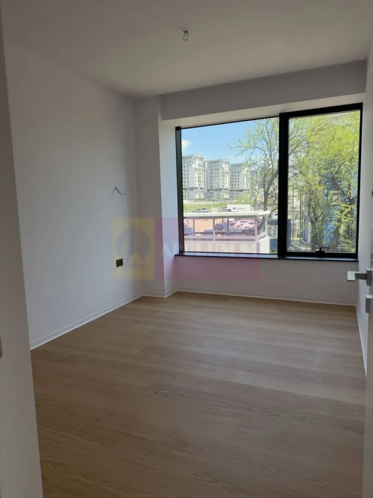 Apartament 4 camere ONE LAKE CLUB , LUX - Agentia Imobiliara Apulum 94, va ofera spre vanzare
Apartament premium | 4 camere | 
ONE LAKE CLUB Lacul Tei
Suprafata Totala 175 mp
Suprafata Apartament 156,5 mp
Suprafata Terasa 18,5 mp
An finalizare constructie 2026.

Apartamentul este pe persoana juridica . Pretul este 540.000 € PLUS TVA
Se poate achizitiona cu taxare inversa (fara tva) pe persoana juridica

Apartament cu suprafață totală de 175 mp, dintre care 156 mp utili interiori și terasă generoasă, realizat într-un stil contemporan minimalist, cu accent pe lumină naturală, spații ample și finisaje premium.

Compartimentare : 
Etaj 1
Living cu bucatarie open space
3 dormitoare
3 bai 
1 camera spalatorie
1 terasa 

Caracteristici:
• living generos cu deschidere către terasă 
• suprafețe vitrate mari și tâmplărie premium din aluminiu 
• parchet premium lemn natural de stejar 
• sistem Aer conditionat centralozat integrat în plafon 
•finisaje premium

Apartamentul este situat în cadrul One Lake Club, unul dintre cele mai apreciate proiecte dezvoltate de One United Properties, amplasat chiar pe malul Lacului Tei. 
Complexul este format din 5 turnuri , curte interioara plina de verdeata , piscina acoperita , sala de fitness si multe spatii conerciale si restaurante la parter

Ansamblul oferă acces rapid către Șos. Fabrica de Glucoză, zona de business Barbu Văcărescu – Pipera, Aeroportul Otopeni și autostrada A3, având în proximitate restaurante, cafenele, centre comerciale și clădiri de birouri.

Pentru mainmulte detalii / poze / video , rugam sunati