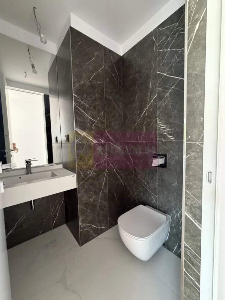 Apartament 4 camere ONE LAKE CLUB , LUX - Agentia Imobiliara Apulum 94, va ofera spre vanzare
Apartament premium | 4 camere | 
ONE LAKE CLUB Lacul Tei
Suprafata Totala 175 mp
Suprafata Apartament 156,5 mp
Suprafata Terasa 18,5 mp
An finalizare constructie 2026.

Apartamentul este pe persoana juridica . Pretul este 540.000 € PLUS TVA
Se poate achizitiona cu taxare inversa (fara tva) pe persoana juridica

Apartament cu suprafață totală de 175 mp, dintre care 156 mp utili interiori și terasă generoasă, realizat într-un stil contemporan minimalist, cu accent pe lumină naturală, spații ample și finisaje premium.

Compartimentare : 
Etaj 1
Living cu bucatarie open space
3 dormitoare
3 bai 
1 camera spalatorie
1 terasa 

Caracteristici:
• living generos cu deschidere către terasă 
• suprafețe vitrate mari și tâmplărie premium din aluminiu 
• parchet premium lemn natural de stejar 
• sistem Aer conditionat centralozat integrat în plafon 
•finisaje premium

Apartamentul este situat în cadrul One Lake Club, unul dintre cele mai apreciate proiecte dezvoltate de One United Properties, amplasat chiar pe malul Lacului Tei. 
Complexul este format din 5 turnuri , curte interioara plina de verdeata , piscina acoperita , sala de fitness si multe spatii conerciale si restaurante la parter

Ansamblul oferă acces rapid către Șos. Fabrica de Glucoză, zona de business Barbu Văcărescu – Pipera, Aeroportul Otopeni și autostrada A3, având în proximitate restaurante, cafenele, centre comerciale și clădiri de birouri.

Pentru mainmulte detalii / poze / video , rugam sunati