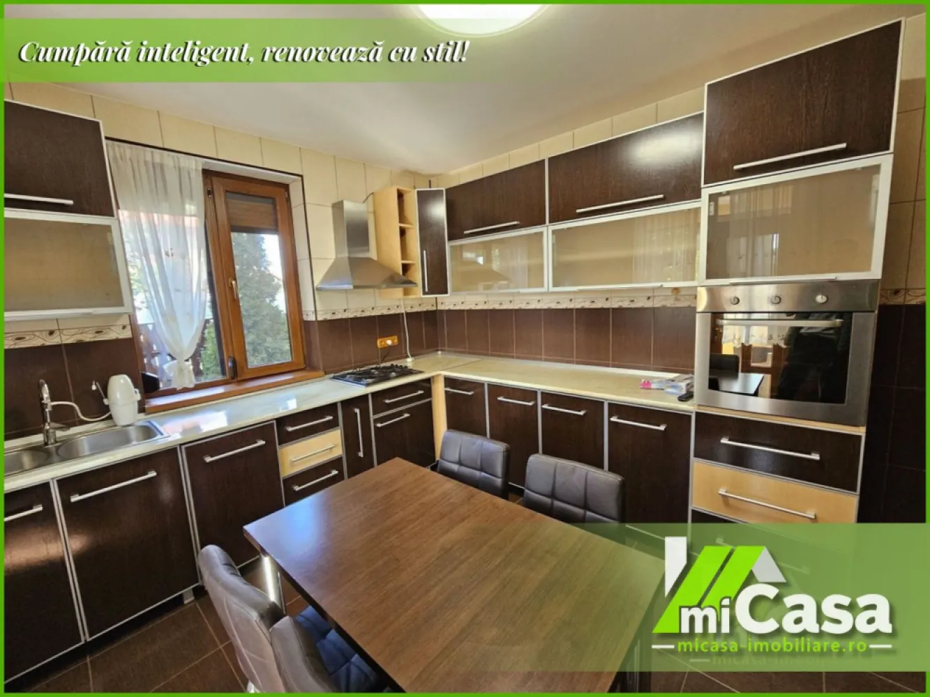 🔑 Vilă modernă cu etaj și pod – Zona Nord, Galați (la 1 minut de METRO) - Descoperă o vilă spațioasă, solid construită și complet utilată, ideală pentru o familie care caută confort, siguranță și intimitate. Amplasată în Zona Nord, cu acces facil pe drum asfaltat și la doar 1 minut de METRO, proprietatea oferă toate facilitățile necesare unei locuințe moderne.

🏠 Detalii proprietate:
Suprafață utilă: 190 mp
Suprafață construită: 252 mp
Teren: 500 mp
Curte: 374 mp
Regim: Parter + Etaj + Pod (necirculabil, izolat cu vată minerală și OSB)
Compartimentare: 4 camere, 2 băi, bucătărie separată, dressing, garaj, 2 terase închise

📋 Compartimentare detaliată:
Parter: living generos, bucătărie închisă, baie, cameră tehnică/uscător, hol, terasă închisă și garaj
Etaj: 3 dormitoare, baie, dressing, hol și terasă închisă

💎 Dotări și avantaje:
Complet mobilată și utilată, renovată în septembrie 2025
Construcție solidă din 2011, cadre și grinzi din beton armat, pereți din BCA, izolație exterioară de 10 cm
Beci înalt și ventilat pe toată suprafața garajului
Curte amenajată cu gazon, grătar din cărămidă, zonă de depozitare și padoc conectat la canalizare
Sistem complet de siguranță: supraveghere video CCTV, video-interfon, alarmă cu senzori de mișcare și geam spart
Porți și ușă garaj electrice, acționate prin telecomandă
3 aparate aer condiționat, centrală termică, rulouri exterioare din aluminiu
Fosă septică betonată mare, vidanjare o dată pe an, cu sistem de drenaj adânc
Puț forat de 35 m, conectat la sistemul casei și la irigațiile curții

💰 Preț: 257.000 €

📞 Contact: miCasa Imobiliare – Galați
Suntem disponibili pentru detalii suplimentare sau pentru a programa o vizionare.

💬 O locuință ca aceasta, complet echipată și modernă, nu apare des pe piață. Nu rata ocazia de a o vedea înainte să fie achiziționată!