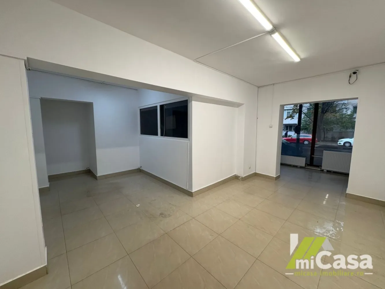 Spațiu comercial – Țiglina 2, Galați - Cumperi prin miCasa Imobiliare? Primești mai mult decât o locuință.
👉 Ai comision 0 și până la 10% reducere la materialele de amenajare interioară marca miCasa.

Cumpără inteligent. Renovează cu stil.

miCasa Imobiliare vă propune spre închiriere un spațiu comercial situat în zona Țiglina 2, Galați, amplasat într-o zonă cu trafic pietonal intens, pretabil pentru orice tip de activitate.

Detalii și beneficii:
Suprafață utilă: 104 mp
Compartimentare: 4 încăperi + spații de depozitare
2 grupuri sanitare
Centrală termică
3 aparate de aer condiționat
Poziționare excelentă, vizibilitate crescută și acces facil

Spațiul se închiriază exact ca în fotografii, doar pe termen lung.
Se percepe o lună avans, o lună garanție și o lună comision.

Preț: 1.000 € / lună

📞 Contactează-ne pentru mai multe detalii sau pentru a programa o vizionare!