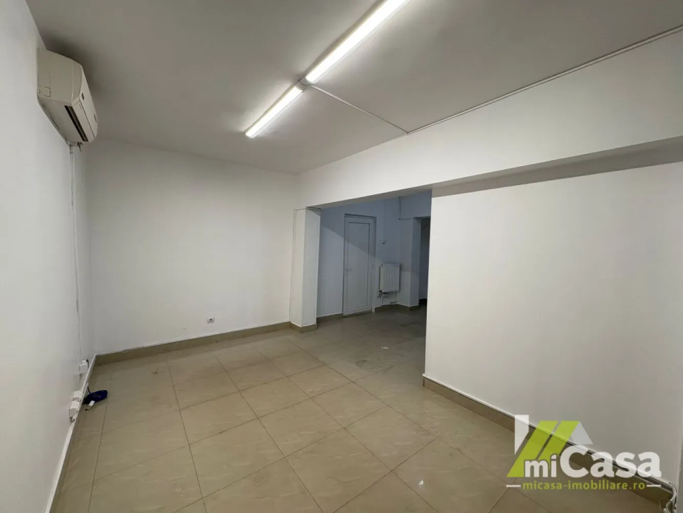 Spațiu comercial – Țiglina 2, Galați - Cumperi prin miCasa Imobiliare? Primești mai mult decât o locuință.
👉 Ai comision 0 și până la 10% reducere la materialele de amenajare interioară marca miCasa.

Cumpără inteligent. Renovează cu stil.

miCasa Imobiliare vă propune spre închiriere un spațiu comercial situat în zona Țiglina 2, Galați, amplasat într-o zonă cu trafic pietonal intens, pretabil pentru orice tip de activitate.

Detalii și beneficii:
Suprafață utilă: 104 mp
Compartimentare: 4 încăperi + spații de depozitare
2 grupuri sanitare
Centrală termică
3 aparate de aer condiționat
Poziționare excelentă, vizibilitate crescută și acces facil

Spațiul se închiriază exact ca în fotografii, doar pe termen lung.
Se percepe o lună avans, o lună garanție și o lună comision.

Preț: 1.000 € / lună

📞 Contactează-ne pentru mai multe detalii sau pentru a programa o vizionare!