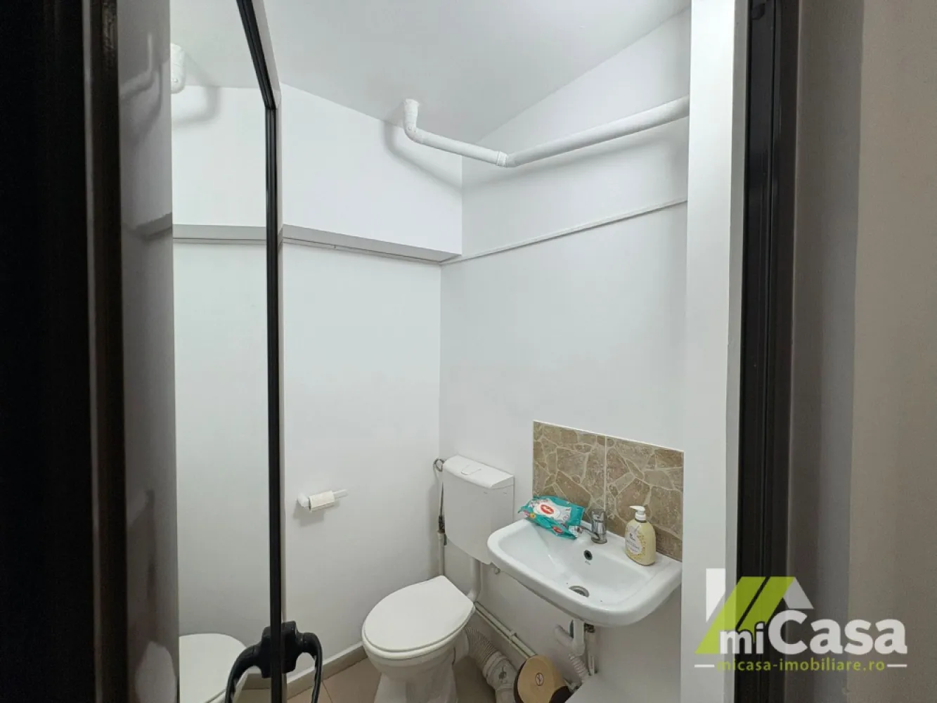 Spațiu comercial – Țiglina 2, Galați - Cumperi prin miCasa Imobiliare? Primești mai mult decât o locuință.
👉 Ai comision 0 și până la 10% reducere la materialele de amenajare interioară marca miCasa.

Cumpără inteligent. Renovează cu stil.

miCasa Imobiliare vă propune spre închiriere un spațiu comercial situat în zona Țiglina 2, Galați, amplasat într-o zonă cu trafic pietonal intens, pretabil pentru orice tip de activitate.

Detalii și beneficii:
Suprafață utilă: 104 mp
Compartimentare: 4 încăperi + spații de depozitare
2 grupuri sanitare
Centrală termică
3 aparate de aer condiționat
Poziționare excelentă, vizibilitate crescută și acces facil

Spațiul se închiriază exact ca în fotografii, doar pe termen lung.
Se percepe o lună avans, o lună garanție și o lună comision.

Preț: 1.000 € / lună

📞 Contactează-ne pentru mai multe detalii sau pentru a programa o vizionare!