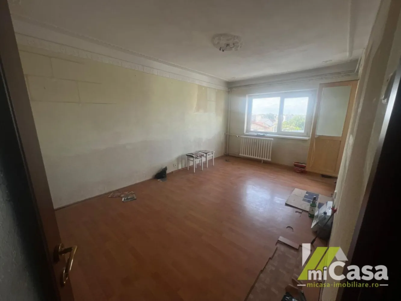 Apartament 2 camere – Micro 18, Galați - Cumperi prin miCasa Imobiliare? Primești mai mult decât o locuință.
👉 Ai comision 0 și până la 10% reducere la materialele de amenajare interioară marca miCasa.

Cumpără inteligent. Renovează cu stil.

miCasa Imobiliare vă propune spre vânzare un apartament cu 2 camere decomandate, situat la etajul 4, în zona Micro 18, lângă restaurantul Cina.

Detalii și beneficii:
Suprafață utilă: 45 mp
Suprafață totală: 47 mp
Etaj: 4/4
Compartimentare: decomandat
Balcon
Hidroizolație schimbată în 2023
Vedere pe spate, zonă liniștită
Stație de autobuz chiar în fața blocului
Apartamentul necesită renovare completă, ceea ce îl face ideal pentru cei care vor să își amenajeze locuința după propriul gust.

Preț: 47.000 €

📞 Contactează-ne pentru mai multe detalii sau pentru a programa o vizionare!