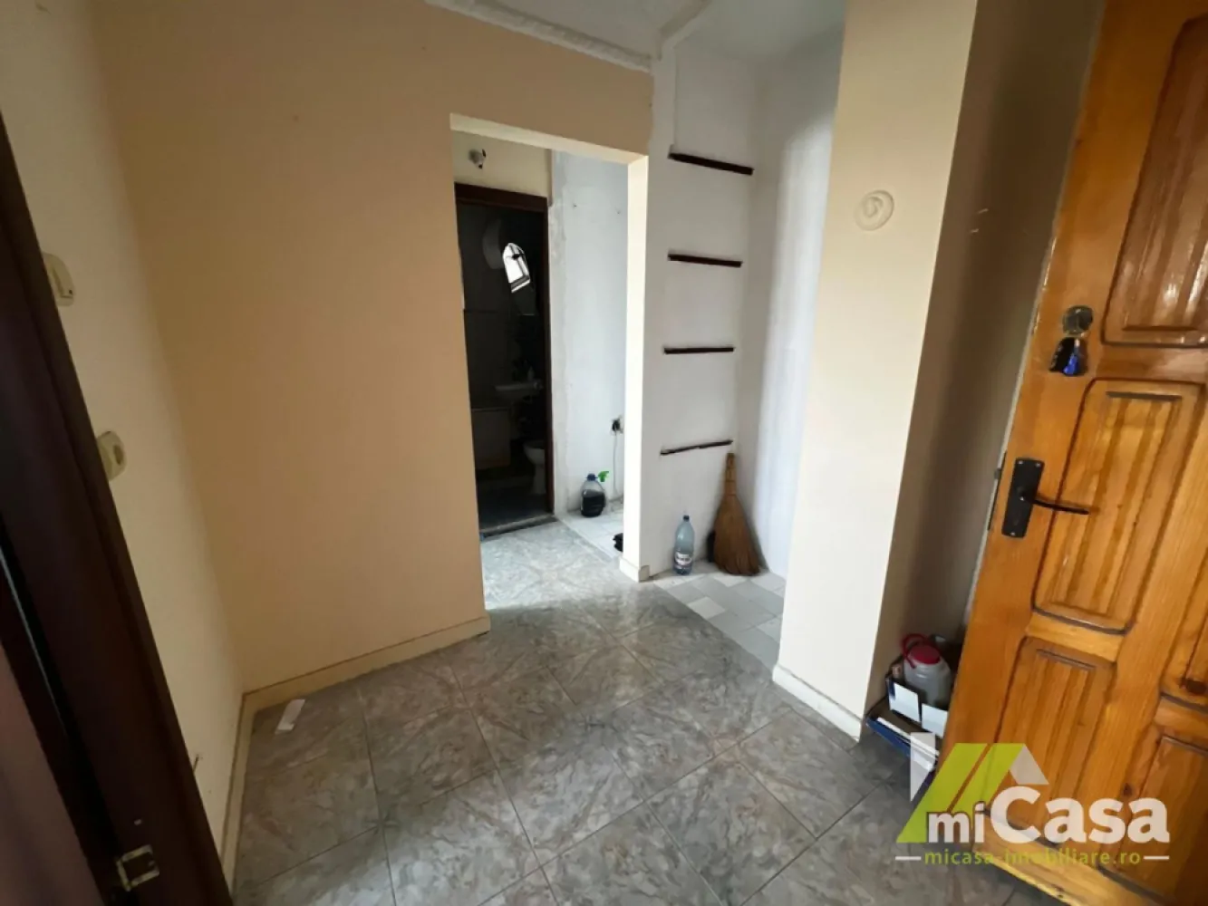 Apartament 2 camere – Micro 18, Galați - Cumperi prin miCasa Imobiliare? Primești mai mult decât o locuință.
👉 Ai comision 0 și până la 10% reducere la materialele de amenajare interioară marca miCasa.

Cumpără inteligent. Renovează cu stil.

miCasa Imobiliare vă propune spre vânzare un apartament cu 2 camere decomandate, situat la etajul 4, în zona Micro 18, lângă restaurantul Cina.

Detalii și beneficii:
Suprafață utilă: 45 mp
Suprafață totală: 47 mp
Etaj: 4/4
Compartimentare: decomandat
Balcon
Hidroizolație schimbată în 2023
Vedere pe spate, zonă liniștită
Stație de autobuz chiar în fața blocului
Apartamentul necesită renovare completă, ceea ce îl face ideal pentru cei care vor să își amenajeze locuința după propriul gust.

Preț: 47.000 €

📞 Contactează-ne pentru mai multe detalii sau pentru a programa o vizionare!
