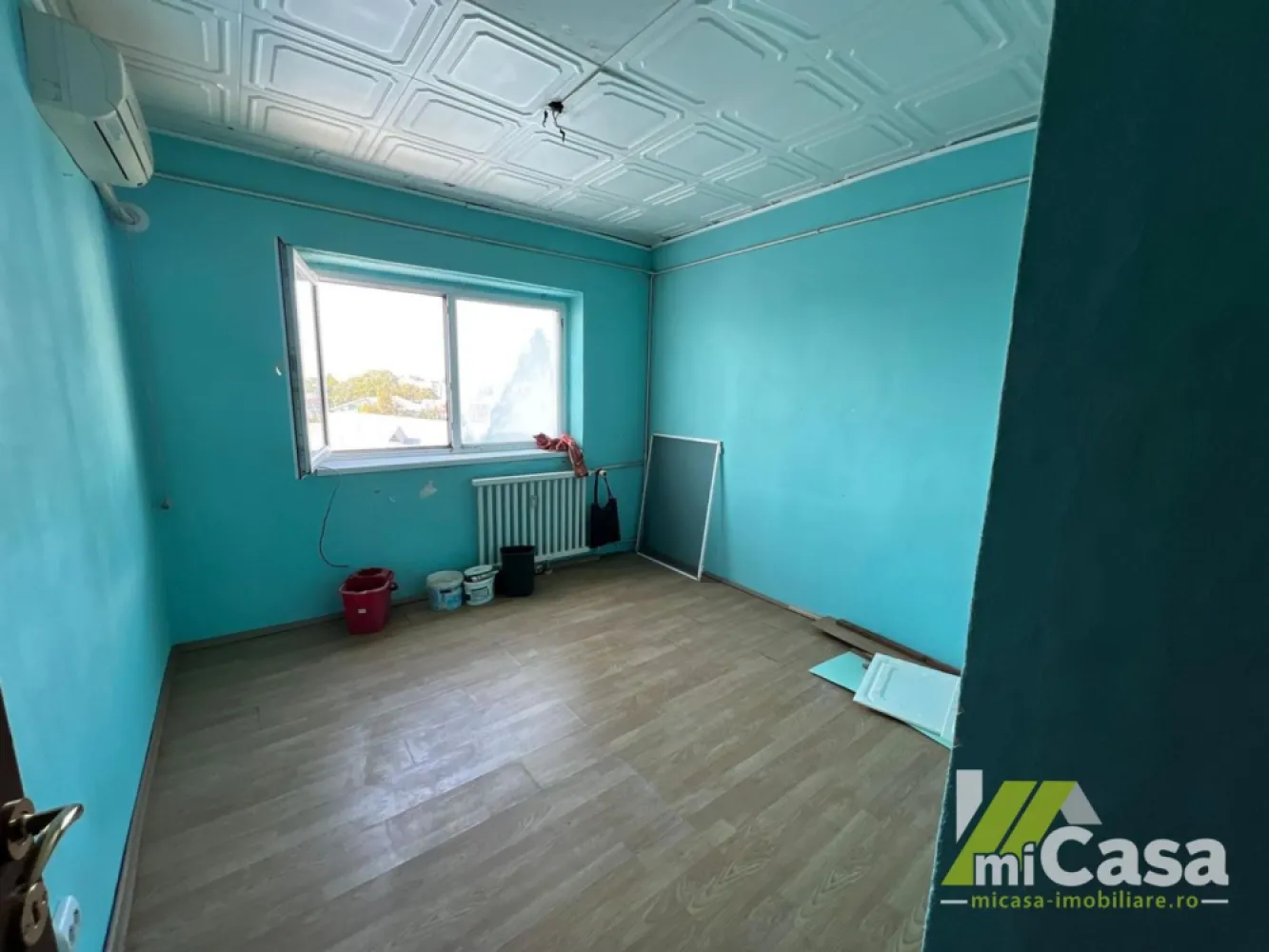 Apartament 2 camere – Micro 18, Galați - Cumperi prin miCasa Imobiliare? Primești mai mult decât o locuință.
👉 Ai comision 0 și până la 10% reducere la materialele de amenajare interioară marca miCasa.

Cumpără inteligent. Renovează cu stil.

miCasa Imobiliare vă propune spre vânzare un apartament cu 2 camere decomandate, situat la etajul 4, în zona Micro 18, lângă restaurantul Cina.

Detalii și beneficii:
Suprafață utilă: 45 mp
Suprafață totală: 47 mp
Etaj: 4/4
Compartimentare: decomandat
Balcon
Hidroizolație schimbată în 2023
Vedere pe spate, zonă liniștită
Stație de autobuz chiar în fața blocului
Apartamentul necesită renovare completă, ceea ce îl face ideal pentru cei care vor să își amenajeze locuința după propriul gust.

Preț: 47.000 €

📞 Contactează-ne pentru mai multe detalii sau pentru a programa o vizionare!
