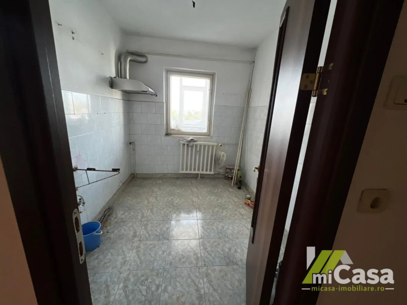 Apartament 2 camere – Micro 18, Galați - Cumperi prin miCasa Imobiliare? Primești mai mult decât o locuință.
👉 Ai comision 0 și până la 10% reducere la materialele de amenajare interioară marca miCasa.

Cumpără inteligent. Renovează cu stil.

miCasa Imobiliare vă propune spre vânzare un apartament cu 2 camere decomandate, situat la etajul 4, în zona Micro 18, lângă restaurantul Cina.

Detalii și beneficii:
Suprafață utilă: 45 mp
Suprafață totală: 47 mp
Etaj: 4/4
Compartimentare: decomandat
Balcon
Hidroizolație schimbată în 2023
Vedere pe spate, zonă liniștită
Stație de autobuz chiar în fața blocului
Apartamentul necesită renovare completă, ceea ce îl face ideal pentru cei care vor să își amenajeze locuința după propriul gust.

Preț: 47.000 €

📞 Contactează-ne pentru mai multe detalii sau pentru a programa o vizionare!