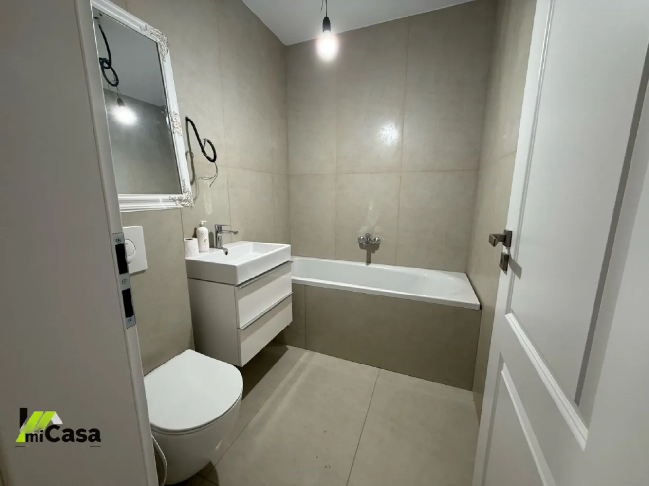 3 camere, Flamingo Luxury 2 - Propunem spre vânzare un apartament cu 3 camere, modern și spațios, având o suprafață totală de 80 mp (65 mp utili plus balcon) și situat la etajul 3. Locuința este configurată inteligent, cu două dormitoare intime și un living open-space luminos care integrează armonios bucătăria. Proprietatea se vinde complet mobilată și utilată, remarcându-se prin finisaje si mobila de calitate. Apartamentul este gata pentru mutare imediată fără a mai necesita nicio investiție suplimentară.