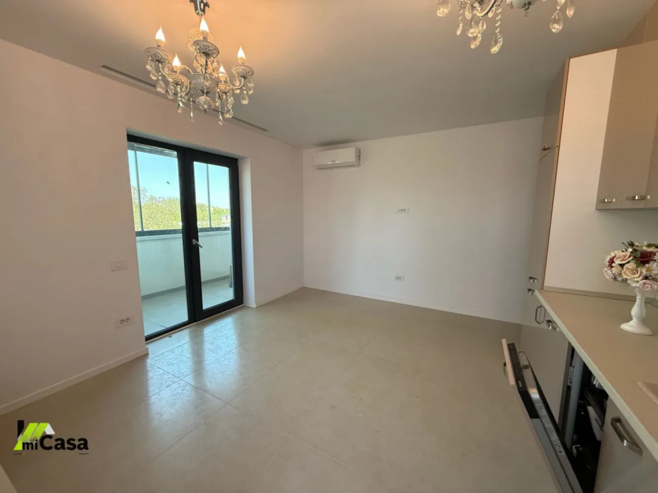 3 camere, Flamingo Luxury 2 - Propunem spre vânzare un apartament cu 3 camere, modern și spațios, având o suprafață totală de 80 mp (65 mp utili plus balcon) și situat la etajul 3. Locuința este configurată inteligent, cu două dormitoare intime și un living open-space luminos care integrează armonios bucătăria. Proprietatea se vinde complet mobilată și utilată, remarcându-se prin finisaje si mobila de calitate. Apartamentul este gata pentru mutare imediată fără a mai necesita nicio investiție suplimentară.