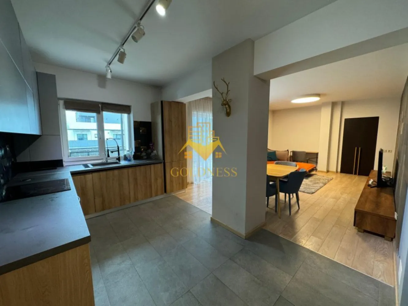 2 camere,modern,bloc nou,2 garaje,Manastur zona Platinia,USAMV,Motilor - GOLDNESS Imobiliare vă propune spre inchiriere un apartament cu 2 camere complet mobilat și utilat, la etajul 4 într-un imobil de 6 etaje, în Cartierul Manastur.
Dispune de loc de parcare subterana!
Se află în apropierea stațiilor de transport în comun, magazine, restaurante, spații verzi, farmacii, etc. 

Apartamentul este compartimentat astfel:
 - dormitor cu pat matrimonial, dressing, noptiere
 - living cu bucatarie open space complet utilată, canapea extensibilă, loc de servit masa 
 - baie cu cabina de dus, calorifer port prosop și dulap pentru depozitare.
 - terasa de 35 mp.

Imobilul este dotat cu toate cele necesare- centrală proprie, mașină de spălat haine, frigider, plită electrică, hotă, etc. 

Dacă sunteți interesați de acest apartament și doriți să îl vizionați, dar și pentru alte oferte nu ezitați să ne contactați telefonic sau prin e-mail. Vă stăm la dispoziție!
Pentru intermediere se percepe un comision de 50% din chirie!