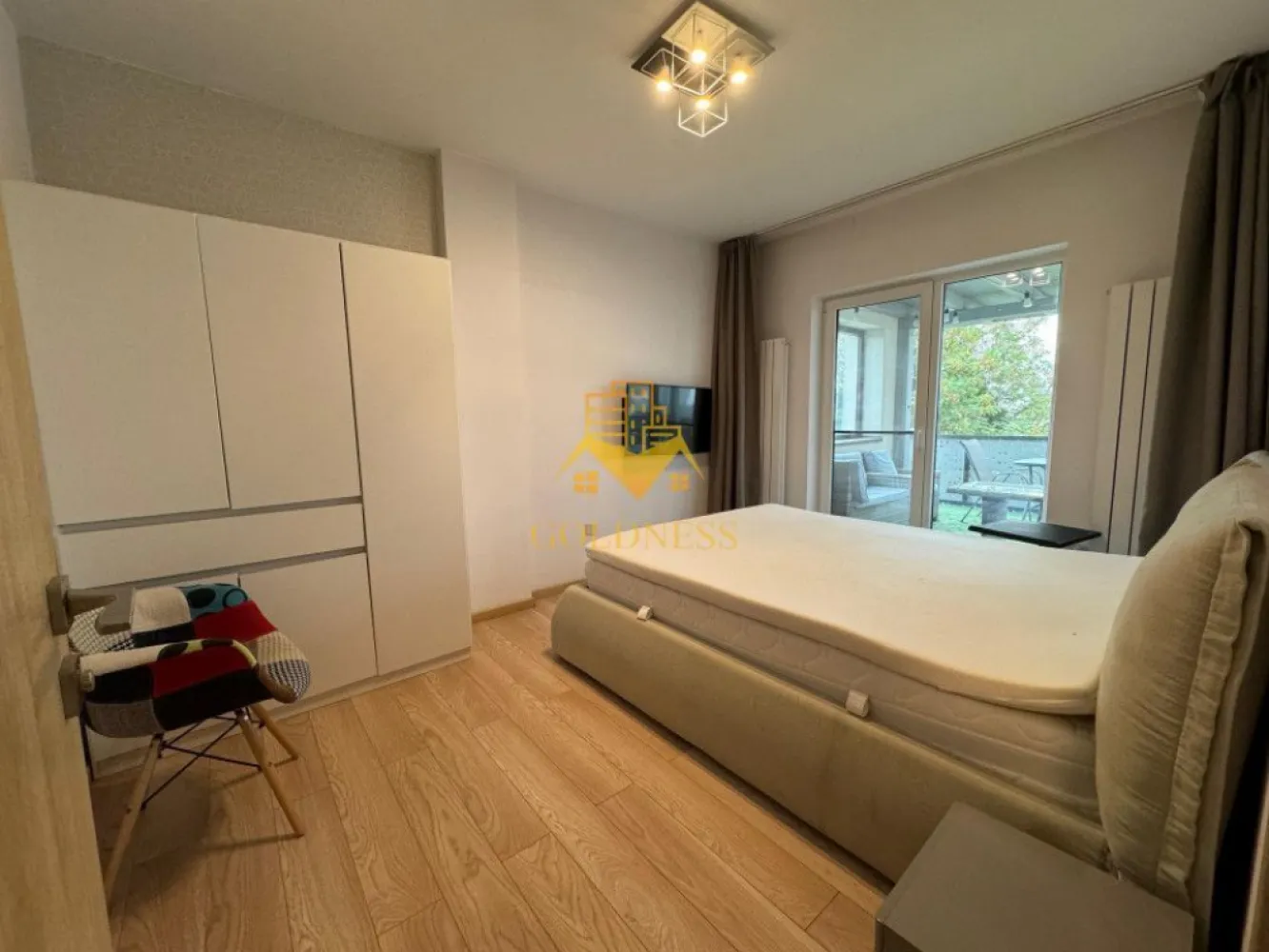 2 camere,modern,bloc nou,2 garaje,Manastur zona Platinia,USAMV,Motilor - GOLDNESS Imobiliare vă propune spre inchiriere un apartament cu 2 camere complet mobilat și utilat, la etajul 4 într-un imobil de 6 etaje, în Cartierul Manastur.
Dispune de loc de parcare subterana!
Se află în apropierea stațiilor de transport în comun, magazine, restaurante, spații verzi, farmacii, etc. 

Apartamentul este compartimentat astfel:
 - dormitor cu pat matrimonial, dressing, noptiere
 - living cu bucatarie open space complet utilată, canapea extensibilă, loc de servit masa 
 - baie cu cabina de dus, calorifer port prosop și dulap pentru depozitare.
 - terasa de 35 mp.

Imobilul este dotat cu toate cele necesare- centrală proprie, mașină de spălat haine, frigider, plită electrică, hotă, etc. 

Dacă sunteți interesați de acest apartament și doriți să îl vizionați, dar și pentru alte oferte nu ezitați să ne contactați telefonic sau prin e-mail. Vă stăm la dispoziție!
Pentru intermediere se percepe un comision de 50% din chirie!