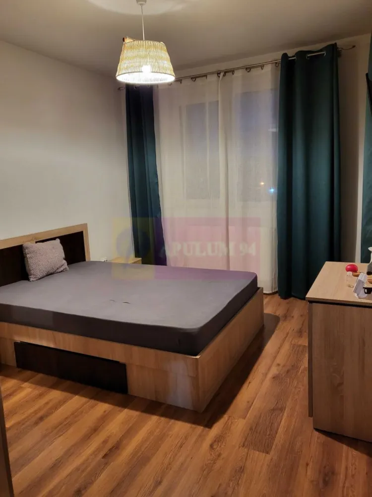 Apartament 2 camere 49mp Popești-Leordeni - 10 min Metrou Leonida - Vă propunem spre vanzare un apartament semidecomandat de 2 camere, pregătit pentru mutare imediată - se vinde complet mobilat și utilat (precum in poze) bloc izolat termic, construit în anul 2019 supravegheat video și acces prin interfon. Blocul este de tip P+3, cu doar cate 2 apartamente pe etaj, într-o zonă liniștită.
Apartamentul este situat la etajul 3/3, într-un bloc cu acoperiș tip mansardă. Nu are vecini deasupra, nu are bloc construit în față și nu există posibilitatea construirii unuia, astfel că locuința beneficiază de lumină naturală permanentă.
Dotări incluse: centrală proprie - aer condiționat - mașină de spălat - aragaz și cuptor - hotă - 2 televizoare - mobilier complet în toate camerele.
Această proprietate este ideală pentru o familie care își dorește să locuiască într-un mediu urban, dar să beneficieze de intimitate și confort.
Avantajele zonei:
Acces la mijloacele de transport în comun facilitând deplasarea rapidă către centrul Bucureștiului - stații de metrou Dimitrie Leonida sau Berceni (acces facil ~10-15 minute de mers pe jos) si STB (circulă între pasarela metrou Berceni și metrou Nicolae Teclu – IKEA Pallady).
Proximitate față de centre comerciale – La Strada, Mega Image/ Penny/ Lidl/ Farmacia Tei și diverse magazine, farmacii și restaurante sunt la doar câteva minute de mers pe jos sau cu mașina.
Școli și grădinițe de calitate în imediata apropiere, ceea ce face zona ideală pentru familiile cu copii.
Parcuri și spații verzi – zonă ideală pentru relaxare și activități recreative, la câteva minute de mers de parcurile locale.
Infrastructură modernă – străzi asfaltate, iluminat public și acces rapid la toate facilitățile urbane.
Proprietatea este disponibila imediat.
Comision agentie 3% + tva din pretul de vanzare.
Pentru mai multe detalii sau pentru a programa o vizionare, nu ezitați să ne contactați – Cristi/ Apulum 94/ Tel. Mobil: (004) 0733683462 !