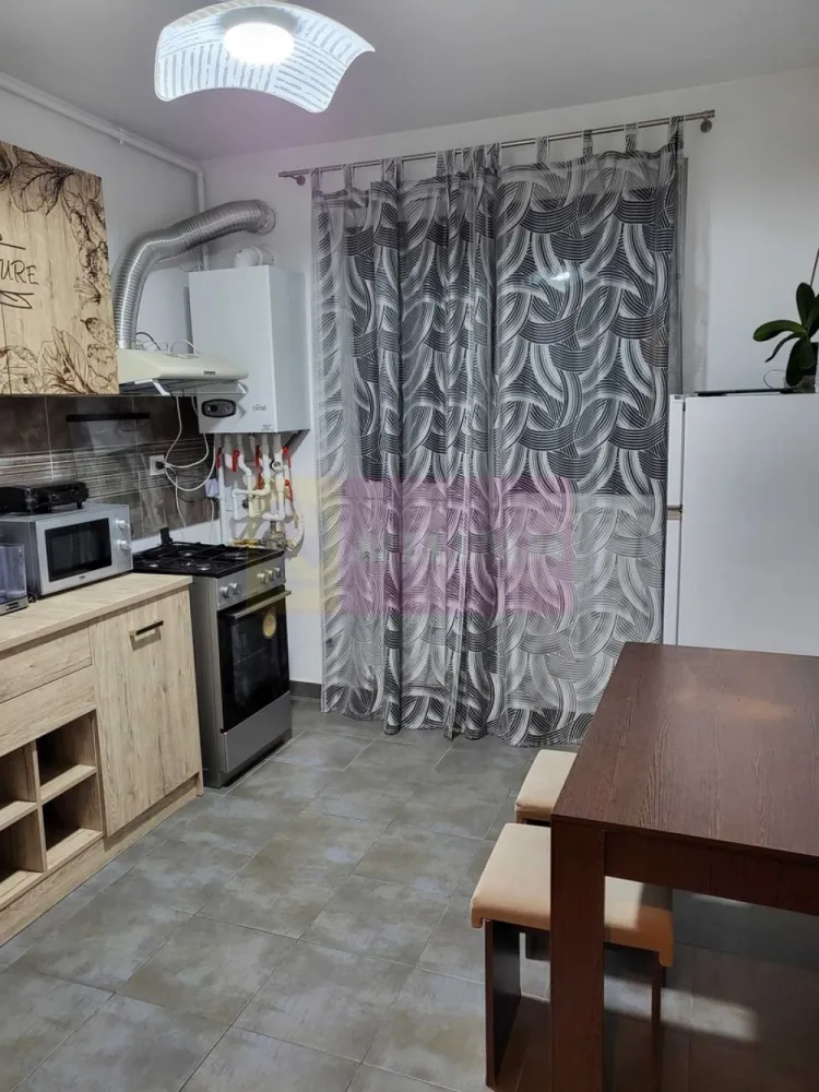 Apartament 2 camere 49mp Popești-Leordeni - 10 min Metrou Leonida - Vă propunem spre vanzare un apartament semidecomandat de 2 camere, pregătit pentru mutare imediată - se vinde complet mobilat și utilat (precum in poze) bloc izolat termic, construit în anul 2019 supravegheat video și acces prin interfon. Blocul este de tip P+3, cu doar cate 2 apartamente pe etaj, într-o zonă liniștită.
Apartamentul este situat la etajul 3/3, într-un bloc cu acoperiș tip mansardă. Nu are vecini deasupra, nu are bloc construit în față și nu există posibilitatea construirii unuia, astfel că locuința beneficiază de lumină naturală permanentă.
Dotări incluse: centrală proprie - aer condiționat - mașină de spălat - aragaz și cuptor - hotă - 2 televizoare - mobilier complet în toate camerele.
Această proprietate este ideală pentru o familie care își dorește să locuiască într-un mediu urban, dar să beneficieze de intimitate și confort.
Avantajele zonei:
Acces la mijloacele de transport în comun facilitând deplasarea rapidă către centrul Bucureștiului - stații de metrou Dimitrie Leonida sau Berceni (acces facil ~10-15 minute de mers pe jos) si STB (circulă între pasarela metrou Berceni și metrou Nicolae Teclu – IKEA Pallady).
Proximitate față de centre comerciale – La Strada, Mega Image/ Penny/ Lidl/ Farmacia Tei și diverse magazine, farmacii și restaurante sunt la doar câteva minute de mers pe jos sau cu mașina.
Școli și grădinițe de calitate în imediata apropiere, ceea ce face zona ideală pentru familiile cu copii.
Parcuri și spații verzi – zonă ideală pentru relaxare și activități recreative, la câteva minute de mers de parcurile locale.
Infrastructură modernă – străzi asfaltate, iluminat public și acces rapid la toate facilitățile urbane.
Proprietatea este disponibila imediat.
Comision agentie 3% + tva din pretul de vanzare.
Pentru mai multe detalii sau pentru a programa o vizionare, nu ezitați să ne contactați – Cristi/ Apulum 94/ Tel. Mobil: (004) 0733683462 !