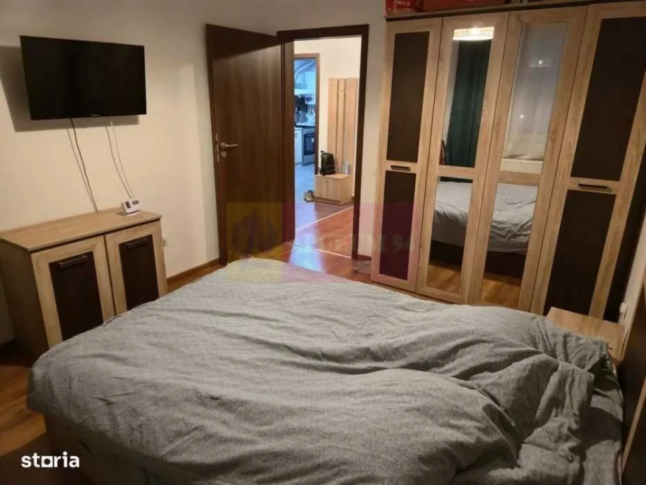 Apartament 2 camere 49mp Popești-Leordeni - 10 min Metrou Leonida - Vă propunem spre vanzare un apartament semidecomandat de 2 camere, pregătit pentru mutare imediată - se vinde complet mobilat și utilat (precum in poze) bloc izolat termic, construit în anul 2019 supravegheat video și acces prin interfon. Blocul este de tip P+3, cu doar cate 2 apartamente pe etaj, într-o zonă liniștită.
Apartamentul este situat la etajul 3/3, într-un bloc cu acoperiș tip mansardă. Nu are vecini deasupra, nu are bloc construit în față și nu există posibilitatea construirii unuia, astfel că locuința beneficiază de lumină naturală permanentă.
Dotări incluse: centrală proprie - aer condiționat - mașină de spălat - aragaz și cuptor - hotă - 2 televizoare - mobilier complet în toate camerele.
Această proprietate este ideală pentru o familie care își dorește să locuiască într-un mediu urban, dar să beneficieze de intimitate și confort.
Avantajele zonei:
Acces la mijloacele de transport în comun facilitând deplasarea rapidă către centrul Bucureștiului - stații de metrou Dimitrie Leonida sau Berceni (acces facil ~10-15 minute de mers pe jos) si STB (circulă între pasarela metrou Berceni și metrou Nicolae Teclu – IKEA Pallady).
Proximitate față de centre comerciale – La Strada, Mega Image/ Penny/ Lidl/ Farmacia Tei și diverse magazine, farmacii și restaurante sunt la doar câteva minute de mers pe jos sau cu mașina.
Școli și grădinițe de calitate în imediata apropiere, ceea ce face zona ideală pentru familiile cu copii.
Parcuri și spații verzi – zonă ideală pentru relaxare și activități recreative, la câteva minute de mers de parcurile locale.
Infrastructură modernă – străzi asfaltate, iluminat public și acces rapid la toate facilitățile urbane.
Proprietatea este disponibila imediat.
Comision agentie 3% + tva din pretul de vanzare.
Pentru mai multe detalii sau pentru a programa o vizionare, nu ezitați să ne contactați – Cristi/ Apulum 94/ Tel. Mobil: (004) 0733683462 !