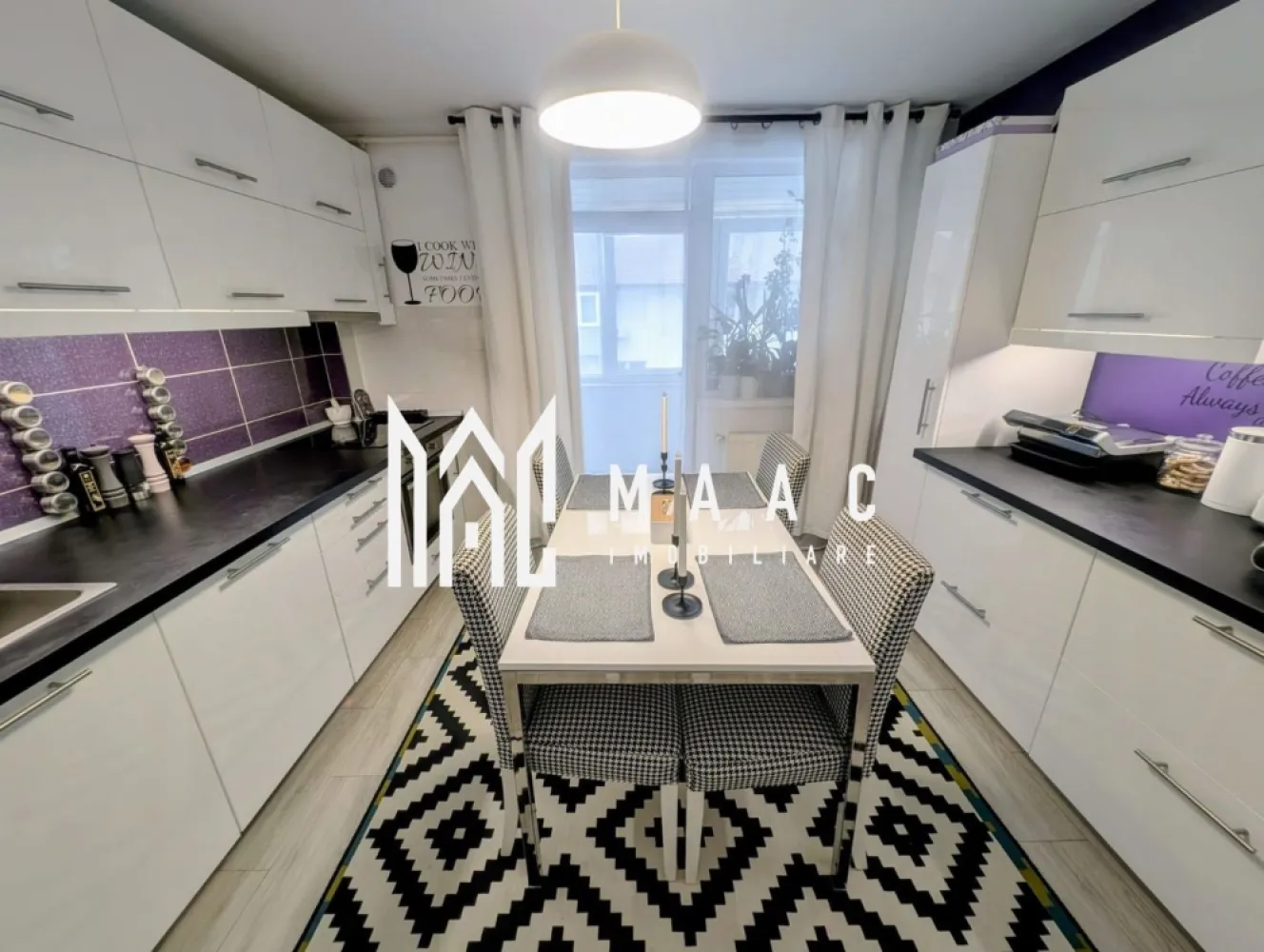 Apartament 2 Camere I Pod amenajat ca Birou | Finisaje Premium | Sibiu - MAAC Imobiliare vă propune spre vânzare un apartament deosebit cu 2 camere, situat în prima parte a Cartierului Arhitecților, pe strada Irina Rosetti, într-o zonă apreciată pentru accesul rapid către Sibiu, proximitatea parcului și atmosfera liniștită.

Apartamentul are o suprafață utilă de 51 mp, la care se adaugă un pod amenajat de aproximativ 25 mp, utilizat în prezent ca birou, rezultând un spațiu total extrem de funcțional și confortabil.

Compartimentare:
Living luminos
Dormitor
Bucătărie închisă
Baie
Balcon închis, izolat și încălzit, amenajat ca spațiu tehnic și depozitare
Pod/mansardă amenajată, ideală pentru birou, dormitor suplimentar sau spațiu multifuncțional

Podul a fost amenajat cu investiții serioase din partea proprietarului și beneficiază de:
Aer condiționat dedicat
Izolație foarte bună
Finisaje de calitate
Confort excelent în orice sezon

Întregul apartament a fost realizat pentru uz personal, nu pentru vânzare, motiv pentru care s-au folosit materiale și finisaje premium, cu accent pe calitate, confort și durabilitate.

Dotări:
Centrală termică proprie
Aer condiționat pe ambele niveluri
Iluminat inteligent controlabil prin telefon
Scară interioară din metal tratat și lemn de fag
Apartament foarte bine întreținut și eficient energetic

Electrocasnice incluse:
Combină frigorifică Electrolux
Mașină de spălat vase Bosch
Mașină de spălat rufe Bosch
Uscător Bosch
Televizor Sony
Plită electrică, cuptor electric și hotă cu evacuare

Se vinde complet mobilat și utilat, pregătit pentru mutare imediată.

O proprietate ideală atât pentru locuit, cât și pentru investiție, într-una dintre cele mai apreciate zone rezidențiale din apropierea Sibiului.
Pentru detalii suplimentare și programarea unei vizionări, vă rugăm să menționați la telefon numărul CP3089402.