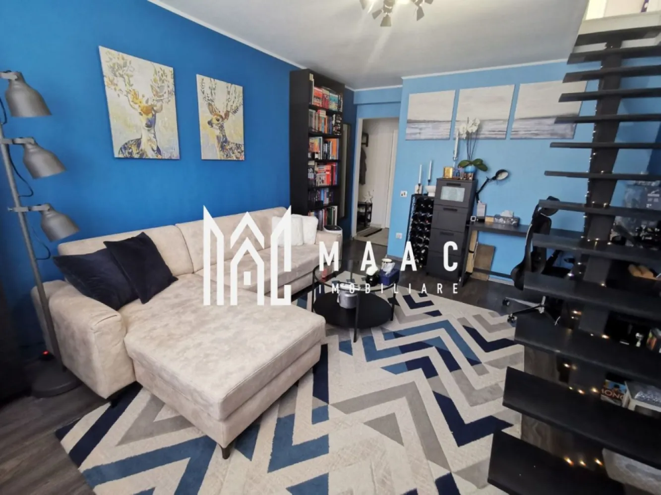 Apartament 2 Camere I Pod amenajat ca Birou | Finisaje Premium | Sibiu - MAAC Imobiliare vă propune spre vânzare un apartament deosebit cu 2 camere, situat în prima parte a Cartierului Arhitecților, pe strada Irina Rosetti, într-o zonă apreciată pentru accesul rapid către Sibiu, proximitatea parcului și atmosfera liniștită.

Apartamentul are o suprafață utilă de 51 mp, la care se adaugă un pod amenajat de aproximativ 25 mp, utilizat în prezent ca birou, rezultând un spațiu total extrem de funcțional și confortabil.

Compartimentare:
Living luminos
Dormitor
Bucătărie închisă
Baie
Balcon închis, izolat și încălzit, amenajat ca spațiu tehnic și depozitare
Pod/mansardă amenajată, ideală pentru birou, dormitor suplimentar sau spațiu multifuncțional

Podul a fost amenajat cu investiții serioase din partea proprietarului și beneficiază de:
Aer condiționat dedicat
Izolație foarte bună
Finisaje de calitate
Confort excelent în orice sezon

Întregul apartament a fost realizat pentru uz personal, nu pentru vânzare, motiv pentru care s-au folosit materiale și finisaje premium, cu accent pe calitate, confort și durabilitate.

Dotări:
Centrală termică proprie
Aer condiționat pe ambele niveluri
Iluminat inteligent controlabil prin telefon
Scară interioară din metal tratat și lemn de fag
Apartament foarte bine întreținut și eficient energetic

Electrocasnice incluse:
Combină frigorifică Electrolux
Mașină de spălat vase Bosch
Mașină de spălat rufe Bosch
Uscător Bosch
Televizor Sony
Plită electrică, cuptor electric și hotă cu evacuare

Se vinde complet mobilat și utilat, pregătit pentru mutare imediată.

O proprietate ideală atât pentru locuit, cât și pentru investiție, într-una dintre cele mai apreciate zone rezidențiale din apropierea Sibiului.
Pentru detalii suplimentare și programarea unei vizionări, vă rugăm să menționați la telefon numărul CP3089402.