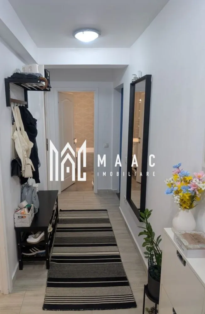 Apartament 2 Camere I Pod amenajat ca Birou | Finisaje Premium | Sibiu - MAAC Imobiliare vă propune spre vânzare un apartament deosebit cu 2 camere, situat în prima parte a Cartierului Arhitecților, pe strada Irina Rosetti, într-o zonă apreciată pentru accesul rapid către Sibiu, proximitatea parcului și atmosfera liniștită.

Apartamentul are o suprafață utilă de 51 mp, la care se adaugă un pod amenajat de aproximativ 25 mp, utilizat în prezent ca birou, rezultând un spațiu total extrem de funcțional și confortabil.

Compartimentare:
Living luminos
Dormitor
Bucătărie închisă
Baie
Balcon închis, izolat și încălzit, amenajat ca spațiu tehnic și depozitare
Pod/mansardă amenajată, ideală pentru birou, dormitor suplimentar sau spațiu multifuncțional

Podul a fost amenajat cu investiții serioase din partea proprietarului și beneficiază de:
Aer condiționat dedicat
Izolație foarte bună
Finisaje de calitate
Confort excelent în orice sezon

Întregul apartament a fost realizat pentru uz personal, nu pentru vânzare, motiv pentru care s-au folosit materiale și finisaje premium, cu accent pe calitate, confort și durabilitate.

Dotări:
Centrală termică proprie
Aer condiționat pe ambele niveluri
Iluminat inteligent controlabil prin telefon
Scară interioară din metal tratat și lemn de fag
Apartament foarte bine întreținut și eficient energetic

Electrocasnice incluse:
Combină frigorifică Electrolux
Mașină de spălat vase Bosch
Mașină de spălat rufe Bosch
Uscător Bosch
Televizor Sony
Plită electrică, cuptor electric și hotă cu evacuare

Se vinde complet mobilat și utilat, pregătit pentru mutare imediată.

O proprietate ideală atât pentru locuit, cât și pentru investiție, într-una dintre cele mai apreciate zone rezidențiale din apropierea Sibiului.
Pentru detalii suplimentare și programarea unei vizionări, vă rugăm să menționați la telefon numărul CP3089402.