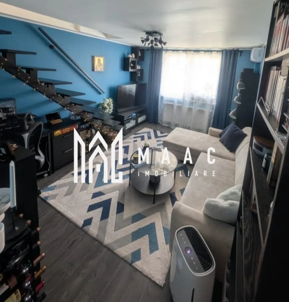 Apartament 2 Camere I Pod amenajat ca Birou | Finisaje Premium | Sibiu - MAAC Imobiliare vă propune spre vânzare un apartament deosebit cu 2 camere, situat în prima parte a Cartierului Arhitecților, pe strada Irina Rosetti, într-o zonă apreciată pentru accesul rapid către Sibiu, proximitatea parcului și atmosfera liniștită.

Apartamentul are o suprafață utilă de 51 mp, la care se adaugă un pod amenajat de aproximativ 25 mp, utilizat în prezent ca birou, rezultând un spațiu total extrem de funcțional și confortabil.

Compartimentare:
Living luminos
Dormitor
Bucătărie închisă
Baie
Balcon închis, izolat și încălzit, amenajat ca spațiu tehnic și depozitare
Pod/mansardă amenajată, ideală pentru birou, dormitor suplimentar sau spațiu multifuncțional

Podul a fost amenajat cu investiții serioase din partea proprietarului și beneficiază de:
Aer condiționat dedicat
Izolație foarte bună
Finisaje de calitate
Confort excelent în orice sezon

Întregul apartament a fost realizat pentru uz personal, nu pentru vânzare, motiv pentru care s-au folosit materiale și finisaje premium, cu accent pe calitate, confort și durabilitate.

Dotări:
Centrală termică proprie
Aer condiționat pe ambele niveluri
Iluminat inteligent controlabil prin telefon
Scară interioară din metal tratat și lemn de fag
Apartament foarte bine întreținut și eficient energetic

Electrocasnice incluse:
Combină frigorifică Electrolux
Mașină de spălat vase Bosch
Mașină de spălat rufe Bosch
Uscător Bosch
Televizor Sony
Plită electrică, cuptor electric și hotă cu evacuare

Se vinde complet mobilat și utilat, pregătit pentru mutare imediată.

O proprietate ideală atât pentru locuit, cât și pentru investiție, într-una dintre cele mai apreciate zone rezidențiale din apropierea Sibiului.
Pentru detalii suplimentare și programarea unei vizionări, vă rugăm să menționați la telefon numărul CP3089402.
