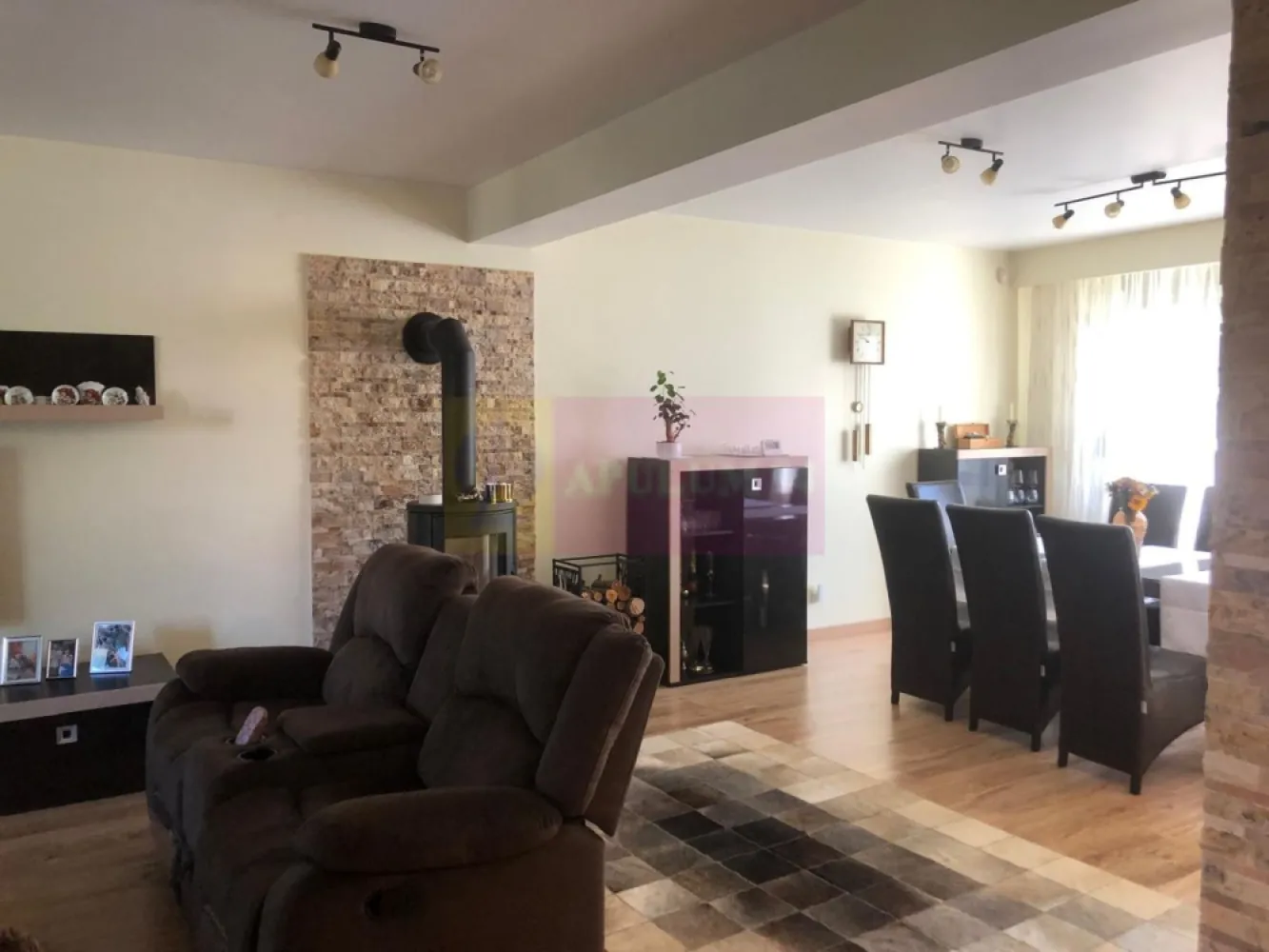 Vila premium OPORTUNITATE EXCELENTA zona foarte linistita Popesti - OPORTUNITATE EXCELENTA PE PIATA IMOBILIARA !
Vila este spatioasa, decomandata, 5 camere , complet mobilata si utilata, construita in anul 2010 cu materiale de foarte buna calitate, parter, etaj mansardat, pod si 2 balcoane. Casa are 240 mp utili + anexe si un foisor, construita pe un teren de 500 mp (deschidere stradala 17ml) Este renovata interior in 2023 si exterior in 2024, situata într-o zonă de vile - deosebit de atractivă si foarte linistita - in imediata apropriere de intrarea in Popesti-Leordeni. Nu sunt necesare investitii si este ideala si pentru familiile cu copii. Se vinde exact ca în poze! 
DETINE URMATOARELE AVANTAJE:
-locuri de parcare in fata curtii, in curte, garaj
-soba tip semineu
-centrala termica proprie cu boiler 400l, panouri solare pentru incalzirea apei, AC
-put cu hidrofor pentru irigarea gazonului
-supraveghere 24/24: camere video si sistem de alarma
-rulouri/ obloane si numeroase spatii depozitare suplimentare interior si exterior.
Avantajele zonei:
Acces la mijloacele de transport în comun facilitând deplasarea rapidă către centrul Bucureștiului.
Proximitate față de centre comerciale – Mega Image/ Lidl/ Farmacia Tei și diverse magazine, farmacii și restaurante sunt la doar câteva minute de mers pe jos sau cu mașina.
Școli și grădinițe de calitate în imediata apropiere, ceea ce face zona ideală pentru familiile cu copii.
Parcuri și spații verzi – zonă ideală pentru relaxare și activități recreative, la câteva minute de mers de parcurile locale.
Infrastructură modernă – străzi asfaltate, iluminat public și acces rapid la toate facilitățile urbane.
Zonă în dezvoltare – Popești-Leordeni este una dintre cele mai căutate zone rezidențiale din proximitatea Bucureștiului, beneficiind de un ritm rapid de creștere și dezvoltare, ceea ce poate transforma această investiție într-o oportunitate excelentă pe termen lung. Cartier sigur și bine întreținut, ideal pentru familii, cu acces rapid la centrele de interes urban, dar și liniște și siguranță. Aceasta proprietate remarcabila combina bunul gust cu functionalitatea, fiecare detaliu a fost gandit pentru a oferi confort si stil pentru de momente pretioase alaturi de cei dragi.
Pentru mai multe detalii sau pentru a programa o vizionare, nu ezitați să ne contactați - Cristi/ Apulum 94/ Tel. Mobil: (004) 0733683462 !