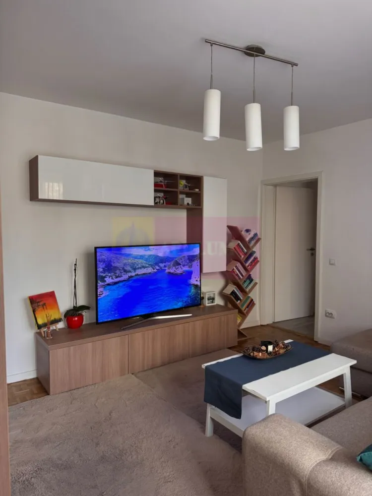 Apartament 2 camere, 46mp, zona Metrou Piata Sudului + loc parcare - Vă propunem spre vanzare un apartament de 2 camere, situat într-o zonă deosebit de atractivă, 5 minute de mers pe jos de Piața Sudului și la 7 minute de Spitalul Marie Curie (Budimex). 
Apartamentul este mobilat, semidecomandat, etaj 3/4, bloc 1965, cu acces rapid la toate facilitățile urbane. Compartimentare: living, 1 dormitor, bucătărie, baie (geam la baie) și balcon. Vederea apartamentului este catre spatele blocului.
Se vinde cu loc de parcare. 
Avantajele zonei: Proximitate față de Spitalul Marie Curie (Budimex): acces rapid la servicii medicale de calitate, fiind ideal pentru familiile cu copii. Acces excelent la transport: Metrou Piața Sudului si Brancoveanu la câteva minute de mers pe jos, precum și multiple linii STB. Centre comerciale și piețe: Piața Sudului, Sun Plaza Shopping Center în imediata apropiere si un complex de magazine langa bloc, oferind acces la supermarketuri, restaurante, magazine și zone de recreere. Instituții educaționale: Școli și grădinițe bine cotate la mică distanță, facilitând accesul copiilor la educație de calitate. Parcuri și zone verzi: Parcul Tineretului Oraselul și Lumea Copiilor la o distanță scurtă, ideale pentru plimbări în aer liber și activități recreative. 
Cartier sigur și bine întreținut, ideal pentru familii, cu acces rapid la centrele de interes urban, dar și liniște și siguranță. Acest apartament este o oportunitate excelentă pentru cei care doresc un stil de viață activ, dar și liniștit, în mijlocul unui cartier verde și bine conectat.
Proprietatea este disponibila imediat.
Comision agentie 3% + tva din pretul de vanzare.
Pentru mai multe detalii sau pentru a programa o vizionare, nu ezitați să ne contactați – Cristi/ Apulum 94/ Tel. Mobil: (004) 0733683462 !
