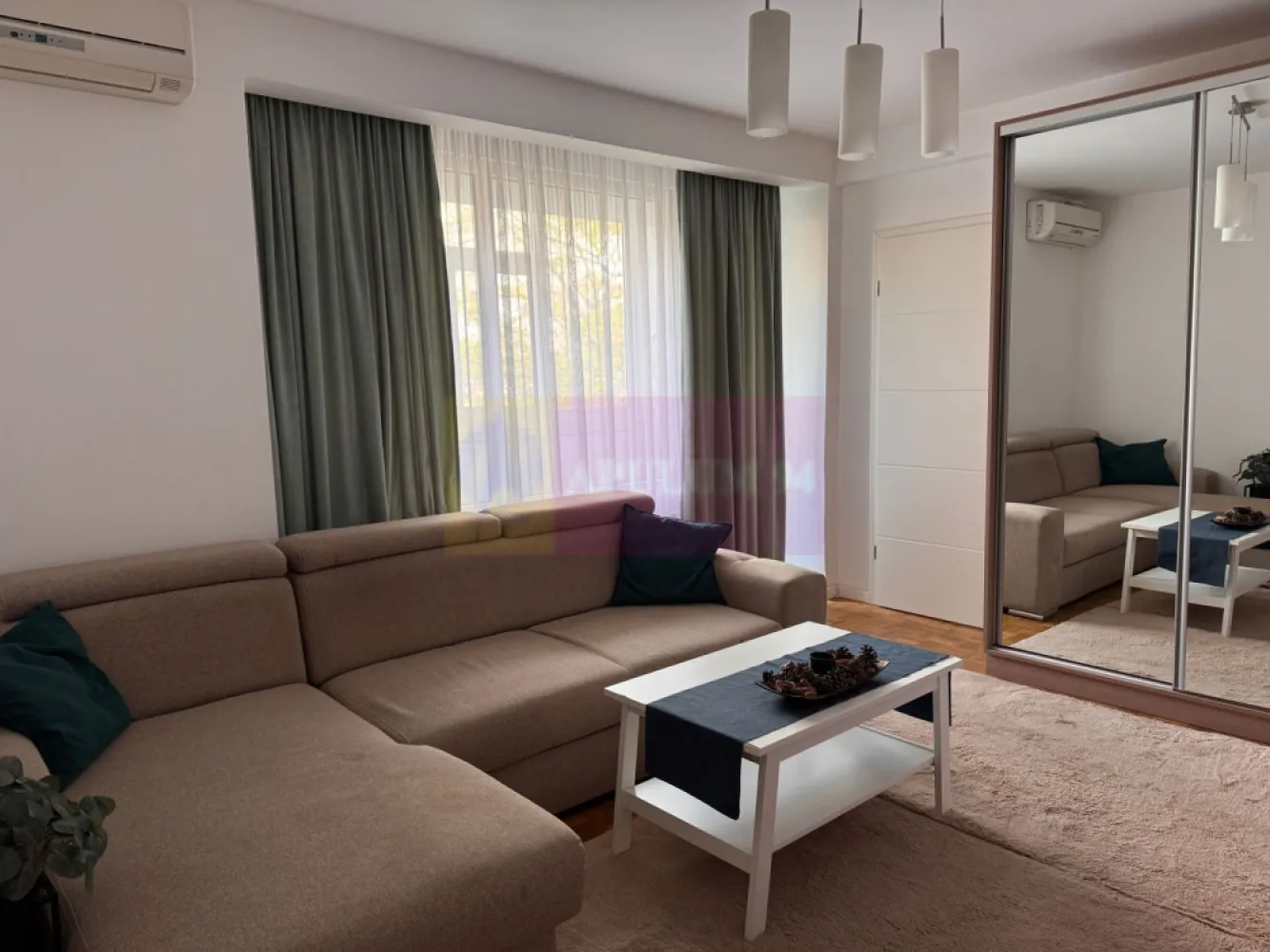 Apartament 2 camere, 46mp, zona Metrou Piata Sudului + loc parcare - Vă propunem spre vanzare un apartament de 2 camere, situat într-o zonă deosebit de atractivă, 5 minute de mers pe jos de Piața Sudului și la 7 minute de Spitalul Marie Curie (Budimex). 
Apartamentul este mobilat, semidecomandat, etaj 3/4, bloc 1965, cu acces rapid la toate facilitățile urbane. Compartimentare: living, 1 dormitor, bucătărie, baie (geam la baie) și balcon. Vederea apartamentului este catre spatele blocului.
Se vinde cu loc de parcare. 
Avantajele zonei: Proximitate față de Spitalul Marie Curie (Budimex): acces rapid la servicii medicale de calitate, fiind ideal pentru familiile cu copii. Acces excelent la transport: Metrou Piața Sudului si Brancoveanu la câteva minute de mers pe jos, precum și multiple linii STB. Centre comerciale și piețe: Piața Sudului, Sun Plaza Shopping Center în imediata apropiere si un complex de magazine langa bloc, oferind acces la supermarketuri, restaurante, magazine și zone de recreere. Instituții educaționale: Școli și grădinițe bine cotate la mică distanță, facilitând accesul copiilor la educație de calitate. Parcuri și zone verzi: Parcul Tineretului Oraselul și Lumea Copiilor la o distanță scurtă, ideale pentru plimbări în aer liber și activități recreative. 
Cartier sigur și bine întreținut, ideal pentru familii, cu acces rapid la centrele de interes urban, dar și liniște și siguranță. Acest apartament este o oportunitate excelentă pentru cei care doresc un stil de viață activ, dar și liniștit, în mijlocul unui cartier verde și bine conectat.
Proprietatea este disponibila imediat.
Comision agentie 3% + tva din pretul de vanzare.
Pentru mai multe detalii sau pentru a programa o vizionare, nu ezitați să ne contactați – Cristi/ Apulum 94/ Tel. Mobil: (004) 0733683462 !