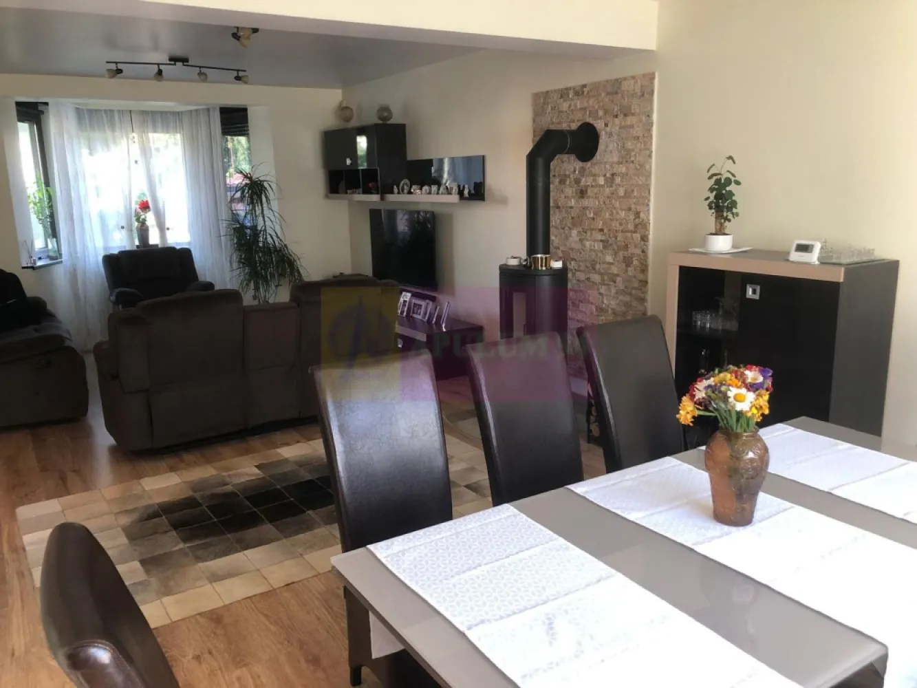 Vila premium OPORTUNITATE EXCELENTA zona foarte linistita Popesti - OPORTUNITATE EXCELENTA PE PIATA IMOBILIARA !
Vila este spatioasa, decomandata, 5 camere , complet mobilata si utilata, construita in anul 2010 cu materiale de foarte buna calitate, parter, etaj mansardat, pod si 2 balcoane. Casa are 240 mp utili + anexe si un foisor, construita pe un teren de 500 mp (deschidere stradala 17ml) Este renovata interior in 2023 si exterior in 2024, situata într-o zonă de vile - deosebit de atractivă si foarte linistita - in imediata apropriere de intrarea in Popesti-Leordeni. Nu sunt necesare investitii si este ideala si pentru familiile cu copii. Se vinde exact ca în poze! 
DETINE URMATOARELE AVANTAJE:
-locuri de parcare in fata curtii, in curte, garaj
-soba tip semineu
-centrala termica proprie cu boiler 400l, panouri solare pentru incalzirea apei, AC
-put cu hidrofor pentru irigarea gazonului
-supraveghere 24/24: camere video si sistem de alarma
-rulouri/ obloane si numeroase spatii depozitare suplimentare interior si exterior.
Avantajele zonei:
Acces la mijloacele de transport în comun facilitând deplasarea rapidă către centrul Bucureștiului.
Proximitate față de centre comerciale – Mega Image/ Lidl/ Farmacia Tei și diverse magazine, farmacii și restaurante sunt la doar câteva minute de mers pe jos sau cu mașina.
Școli și grădinițe de calitate în imediata apropiere, ceea ce face zona ideală pentru familiile cu copii.
Parcuri și spații verzi – zonă ideală pentru relaxare și activități recreative, la câteva minute de mers de parcurile locale.
Infrastructură modernă – străzi asfaltate, iluminat public și acces rapid la toate facilitățile urbane.
Zonă în dezvoltare – Popești-Leordeni este una dintre cele mai căutate zone rezidențiale din proximitatea Bucureștiului, beneficiind de un ritm rapid de creștere și dezvoltare, ceea ce poate transforma această investiție într-o oportunitate excelentă pe termen lung. Cartier sigur și bine întreținut, ideal pentru familii, cu acces rapid la centrele de interes urban, dar și liniște și siguranță. Aceasta proprietate remarcabila combina bunul gust cu functionalitatea, fiecare detaliu a fost gandit pentru a oferi confort si stil pentru de momente pretioase alaturi de cei dragi.
Pentru mai multe detalii sau pentru a programa o vizionare, nu ezitați să ne contactați - Cristi/ Apulum 94/ Tel. Mobil: (004) 0733683462 !