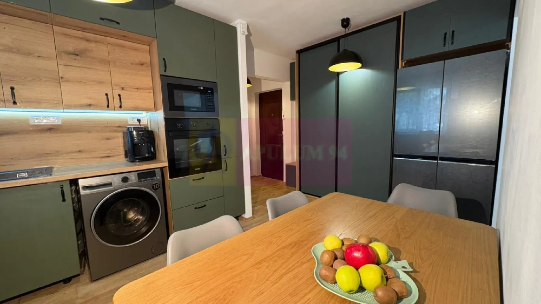 Apartament 3 camere 70mp metrou Piata Sudului cu loc parcare inclus - Vă propunem spre vanzare un apartament de 3 camere, situat într-o zonă deosebit de atractivă, la cateva minute de stația de Metrou Piata Sudului - zona Rondul cu Flori.
Apartamentul este semidecomandat, la etajul 1 al unui bloc din 1964 cu 4 etaje. În 2024 a fost renovat complet până la placă, cu toate instalațiile schimbate, investiția depășind 40.000 de euro. Se vinde mobilat și utilat, exact ca în fotografii.
Blocul este foarte solid, nivel mic de înălțime P+ 4 etaje, construit în 1964 din prefabricate de beton.
Compartimentare și avantaje:
• 3 camere luminoase
• 2 băi amenajate modern
• etaj 1/4
• bucătărie open space complet utilată
• 2 dressinguri (aprox. 5 m și 2 m)
• multiple spații de depozitare
• posibilitate boxa la subsol
• loc de parcare plătit
Finisaje și dotări
• parchet din lemn masiv
•.instalație electrica cupru, prize modulare Gewiss
• instalație sanitară din cupru
• mobilier pe comandă
• gresie porțelanată
• rezervor încastrat
• vas WC cu funcție bideu
• mobilier IKEA / Mobexpert
• electrocasnice premium
• boiler smart
• aer condiționat
Blocul urmează să fie anvelopat, încălzirea este la comun - fără repartitoare (nu sunt probleme - iarna sunt 27 grade în casă), iar ca backup la apă caldă este montat boiler electric (folosit doar de câteva ori).
Apartament ingrijit, bine poziționat și pregătit pentru mutare imediată.
Loc de parcare inclus.
Avantajele zonei: Proximitate față de Piața Straduintei: acces rapid la servicii medicale de calitate, la transport: Metrou Piața Sudului, precum și multiple linii STB. Centre comerciale și piețe: Piața Sudului, Sun Plaza Shopping Center si Grand Arena în apropiere, oferind acces la supermarketuri, restaurante, magazine și zone de recreere. Instituții educaționale: Școli și grădinițe bine cotate la mică distanță, facilitând accesul copiilor la educație de calitate. Parcuri și zone verzi: Parcul Tineretului și Oraselul Copiilor la o distanță scurtă, ideale pentru plimbări în aer liber și activități recreative. Cartier sigur și bine întreținut, ideal pentru familii, cu acces rapid la centrele de interes urban, dar și liniște și siguranță. 
Aceasta locatie este o oportunitate excelentă pentru cei care doresc un stil de viață activ, dar și liniștit, în mijlocul unui cartier verde și bine conectat.
Proprietatea este disponibila imediat.
Comision agentie 3% + tva din pretul de vanzare.
Pentru mai multe detalii sau pentru a programa o vizionare, nu ezitați să ne contactați – Cristi/ Apulum 94/ Tel. Mobil: (004) 0733683462 !