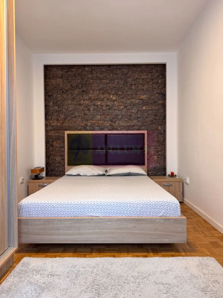 Apartament 2 camere, 46mp, zona Metrou Piata Sudului + loc parcare - Vă propunem spre vanzare un apartament de 2 camere, situat într-o zonă deosebit de atractivă, 5 minute de mers pe jos de Piața Sudului și la 7 minute de Spitalul Marie Curie (Budimex). 
Apartamentul este mobilat, semidecomandat, etaj 3/4, bloc 1965, cu acces rapid la toate facilitățile urbane. Compartimentare: living, 1 dormitor, bucătărie, baie (geam la baie) și balcon. Vederea apartamentului este catre spatele blocului.
Se vinde cu loc de parcare. 
Avantajele zonei: Proximitate față de Spitalul Marie Curie (Budimex): acces rapid la servicii medicale de calitate, fiind ideal pentru familiile cu copii. Acces excelent la transport: Metrou Piața Sudului si Brancoveanu la câteva minute de mers pe jos, precum și multiple linii STB. Centre comerciale și piețe: Piața Sudului, Sun Plaza Shopping Center în imediata apropiere si un complex de magazine langa bloc, oferind acces la supermarketuri, restaurante, magazine și zone de recreere. Instituții educaționale: Școli și grădinițe bine cotate la mică distanță, facilitând accesul copiilor la educație de calitate. Parcuri și zone verzi: Parcul Tineretului Oraselul și Lumea Copiilor la o distanță scurtă, ideale pentru plimbări în aer liber și activități recreative. 
Cartier sigur și bine întreținut, ideal pentru familii, cu acces rapid la centrele de interes urban, dar și liniște și siguranță. Acest apartament este o oportunitate excelentă pentru cei care doresc un stil de viață activ, dar și liniștit, în mijlocul unui cartier verde și bine conectat.
Proprietatea este disponibila imediat.
Comision agentie 3% + tva din pretul de vanzare.
Pentru mai multe detalii sau pentru a programa o vizionare, nu ezitați să ne contactați – Cristi/ Apulum 94/ Tel. Mobil: (004) 0733683462 !