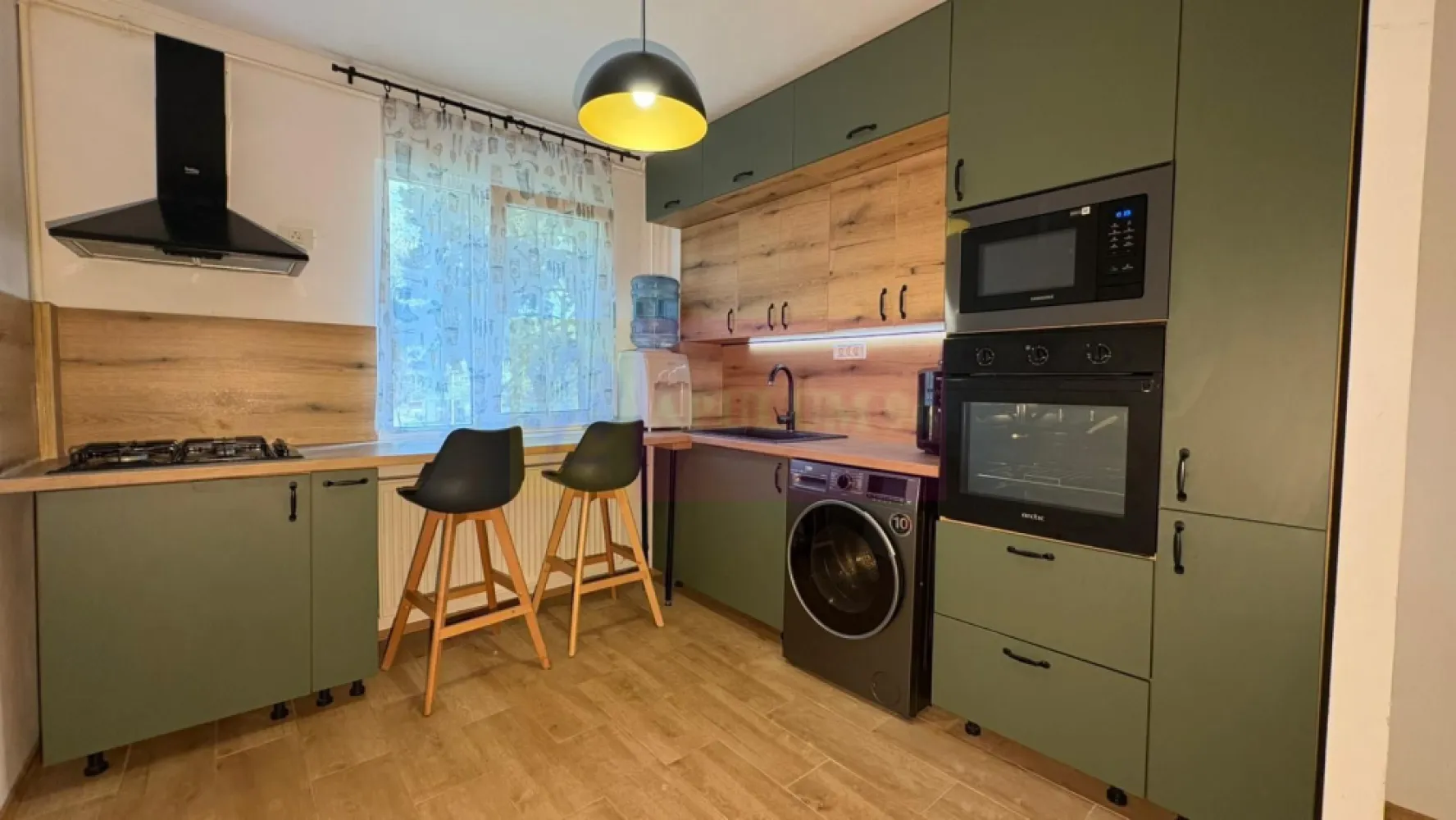 Apartament 3 camere 70mp metrou Piata Sudului cu loc parcare inclus - Vă propunem spre vanzare un apartament de 3 camere, situat într-o zonă deosebit de atractivă, la cateva minute de stația de Metrou Piata Sudului - zona Rondul cu Flori.
Apartamentul este semidecomandat, la etajul 1 al unui bloc din 1964 cu 4 etaje. În 2024 a fost renovat complet până la placă, cu toate instalațiile schimbate, investiția depășind 40.000 de euro. Se vinde mobilat și utilat, exact ca în fotografii.
Blocul este foarte solid, nivel mic de înălțime P+ 4 etaje, construit în 1964 din prefabricate de beton.
Compartimentare și avantaje:
• 3 camere luminoase
• 2 băi amenajate modern
• etaj 1/4
• bucătărie open space complet utilată
• 2 dressinguri (aprox. 5 m și 2 m)
• multiple spații de depozitare
• posibilitate boxa la subsol
• loc de parcare plătit
Finisaje și dotări
• parchet din lemn masiv
•.instalație electrica cupru, prize modulare Gewiss
• instalație sanitară din cupru
• mobilier pe comandă
• gresie porțelanată
• rezervor încastrat
• vas WC cu funcție bideu
• mobilier IKEA / Mobexpert
• electrocasnice premium
• boiler smart
• aer condiționat
Blocul urmează să fie anvelopat, încălzirea este la comun - fără repartitoare (nu sunt probleme - iarna sunt 27 grade în casă), iar ca backup la apă caldă este montat boiler electric (folosit doar de câteva ori).
Apartament ingrijit, bine poziționat și pregătit pentru mutare imediată.
Loc de parcare inclus.
Avantajele zonei: Proximitate față de Piața Straduintei: acces rapid la servicii medicale de calitate, la transport: Metrou Piața Sudului, precum și multiple linii STB. Centre comerciale și piețe: Piața Sudului, Sun Plaza Shopping Center si Grand Arena în apropiere, oferind acces la supermarketuri, restaurante, magazine și zone de recreere. Instituții educaționale: Școli și grădinițe bine cotate la mică distanță, facilitând accesul copiilor la educație de calitate. Parcuri și zone verzi: Parcul Tineretului și Oraselul Copiilor la o distanță scurtă, ideale pentru plimbări în aer liber și activități recreative. Cartier sigur și bine întreținut, ideal pentru familii, cu acces rapid la centrele de interes urban, dar și liniște și siguranță. 
Aceasta locatie este o oportunitate excelentă pentru cei care doresc un stil de viață activ, dar și liniștit, în mijlocul unui cartier verde și bine conectat.
Proprietatea este disponibila imediat.
Comision agentie 3% + tva din pretul de vanzare.
Pentru mai multe detalii sau pentru a programa o vizionare, nu ezitați să ne contactați – Cristi/ Apulum 94/ Tel. Mobil: (004) 0733683462 !