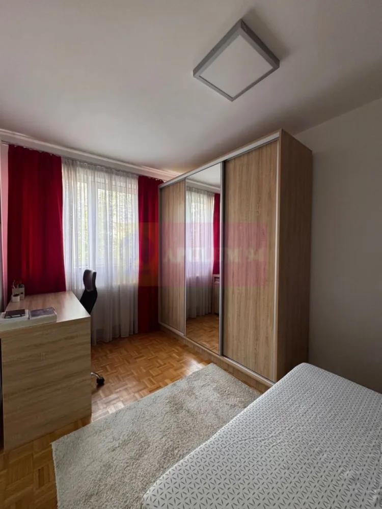 Apartament 2 camere, 46mp, zona Metrou Piata Sudului + loc parcare - Vă propunem spre vanzare un apartament de 2 camere, situat într-o zonă deosebit de atractivă, 5 minute de mers pe jos de Piața Sudului și la 7 minute de Spitalul Marie Curie (Budimex). 
Apartamentul este mobilat, semidecomandat, etaj 3/4, bloc 1965, cu acces rapid la toate facilitățile urbane. Compartimentare: living, 1 dormitor, bucătărie, baie (geam la baie) și balcon. Vederea apartamentului este catre spatele blocului.
Se vinde cu loc de parcare. 
Avantajele zonei: Proximitate față de Spitalul Marie Curie (Budimex): acces rapid la servicii medicale de calitate, fiind ideal pentru familiile cu copii. Acces excelent la transport: Metrou Piața Sudului si Brancoveanu la câteva minute de mers pe jos, precum și multiple linii STB. Centre comerciale și piețe: Piața Sudului, Sun Plaza Shopping Center în imediata apropiere si un complex de magazine langa bloc, oferind acces la supermarketuri, restaurante, magazine și zone de recreere. Instituții educaționale: Școli și grădinițe bine cotate la mică distanță, facilitând accesul copiilor la educație de calitate. Parcuri și zone verzi: Parcul Tineretului Oraselul și Lumea Copiilor la o distanță scurtă, ideale pentru plimbări în aer liber și activități recreative. 
Cartier sigur și bine întreținut, ideal pentru familii, cu acces rapid la centrele de interes urban, dar și liniște și siguranță. Acest apartament este o oportunitate excelentă pentru cei care doresc un stil de viață activ, dar și liniștit, în mijlocul unui cartier verde și bine conectat.
Proprietatea este disponibila imediat.
Comision agentie 3% + tva din pretul de vanzare.
Pentru mai multe detalii sau pentru a programa o vizionare, nu ezitați să ne contactați – Cristi/ Apulum 94/ Tel. Mobil: (004) 0733683462 !