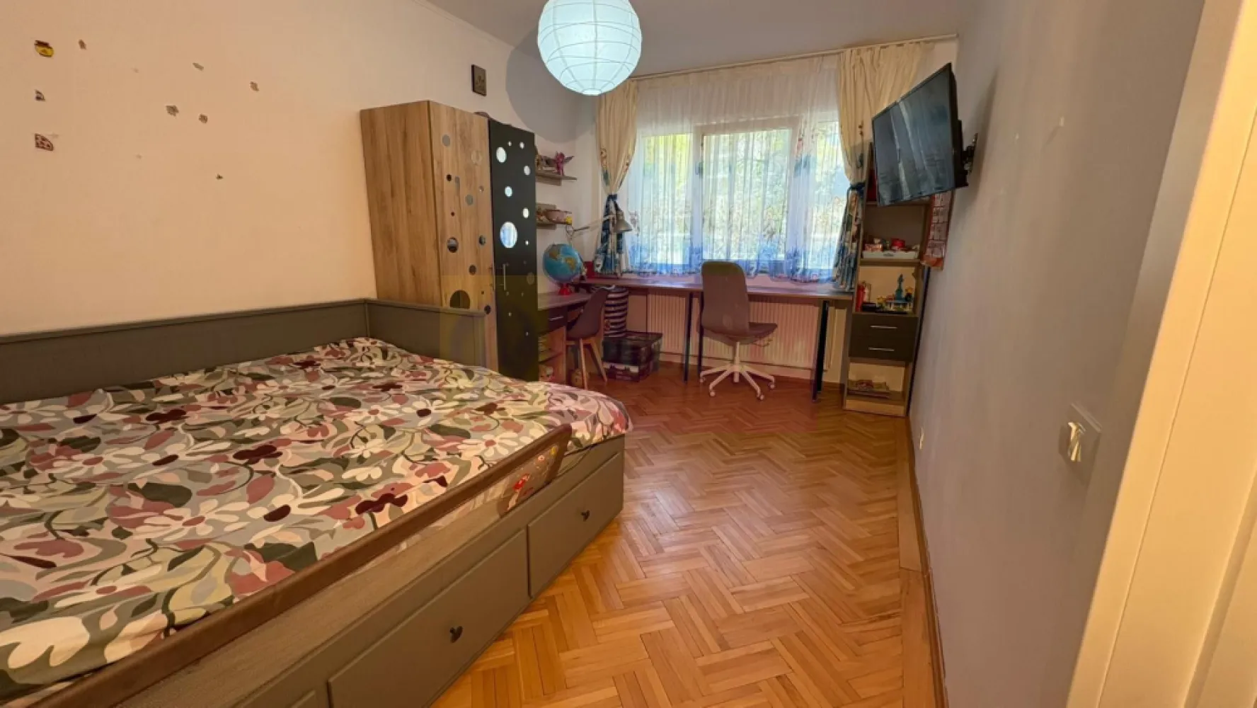Apartament 3 camere 70mp metrou Piata Sudului cu loc parcare inclus - Vă propunem spre vanzare un apartament de 3 camere, situat într-o zonă deosebit de atractivă, la cateva minute de stația de Metrou Piata Sudului - zona Rondul cu Flori.
Apartamentul este semidecomandat, la etajul 1 al unui bloc din 1964 cu 4 etaje. În 2024 a fost renovat complet până la placă, cu toate instalațiile schimbate, investiția depășind 40.000 de euro. Se vinde mobilat și utilat, exact ca în fotografii.
Blocul este foarte solid, nivel mic de înălțime P+ 4 etaje, construit în 1964 din prefabricate de beton.
Compartimentare și avantaje:
• 3 camere luminoase
• 2 băi amenajate modern
• etaj 1/4
• bucătărie open space complet utilată
• 2 dressinguri (aprox. 5 m și 2 m)
• multiple spații de depozitare
• posibilitate boxa la subsol
• loc de parcare plătit
Finisaje și dotări
• parchet din lemn masiv
•.instalație electrica cupru, prize modulare Gewiss
• instalație sanitară din cupru
• mobilier pe comandă
• gresie porțelanată
• rezervor încastrat
• vas WC cu funcție bideu
• mobilier IKEA / Mobexpert
• electrocasnice premium
• boiler smart
• aer condiționat
Blocul urmează să fie anvelopat, încălzirea este la comun - fără repartitoare (nu sunt probleme - iarna sunt 27 grade în casă), iar ca backup la apă caldă este montat boiler electric (folosit doar de câteva ori).
Apartament ingrijit, bine poziționat și pregătit pentru mutare imediată.
Loc de parcare inclus.
Avantajele zonei: Proximitate față de Piața Straduintei: acces rapid la servicii medicale de calitate, la transport: Metrou Piața Sudului, precum și multiple linii STB. Centre comerciale și piețe: Piața Sudului, Sun Plaza Shopping Center si Grand Arena în apropiere, oferind acces la supermarketuri, restaurante, magazine și zone de recreere. Instituții educaționale: Școli și grădinițe bine cotate la mică distanță, facilitând accesul copiilor la educație de calitate. Parcuri și zone verzi: Parcul Tineretului și Oraselul Copiilor la o distanță scurtă, ideale pentru plimbări în aer liber și activități recreative. Cartier sigur și bine întreținut, ideal pentru familii, cu acces rapid la centrele de interes urban, dar și liniște și siguranță. 
Aceasta locatie este o oportunitate excelentă pentru cei care doresc un stil de viață activ, dar și liniștit, în mijlocul unui cartier verde și bine conectat.
Proprietatea este disponibila imediat.
Comision agentie 3% + tva din pretul de vanzare.
Pentru mai multe detalii sau pentru a programa o vizionare, nu ezitați să ne contactați – Cristi/ Apulum 94/ Tel. Mobil: (004) 0733683462 !
