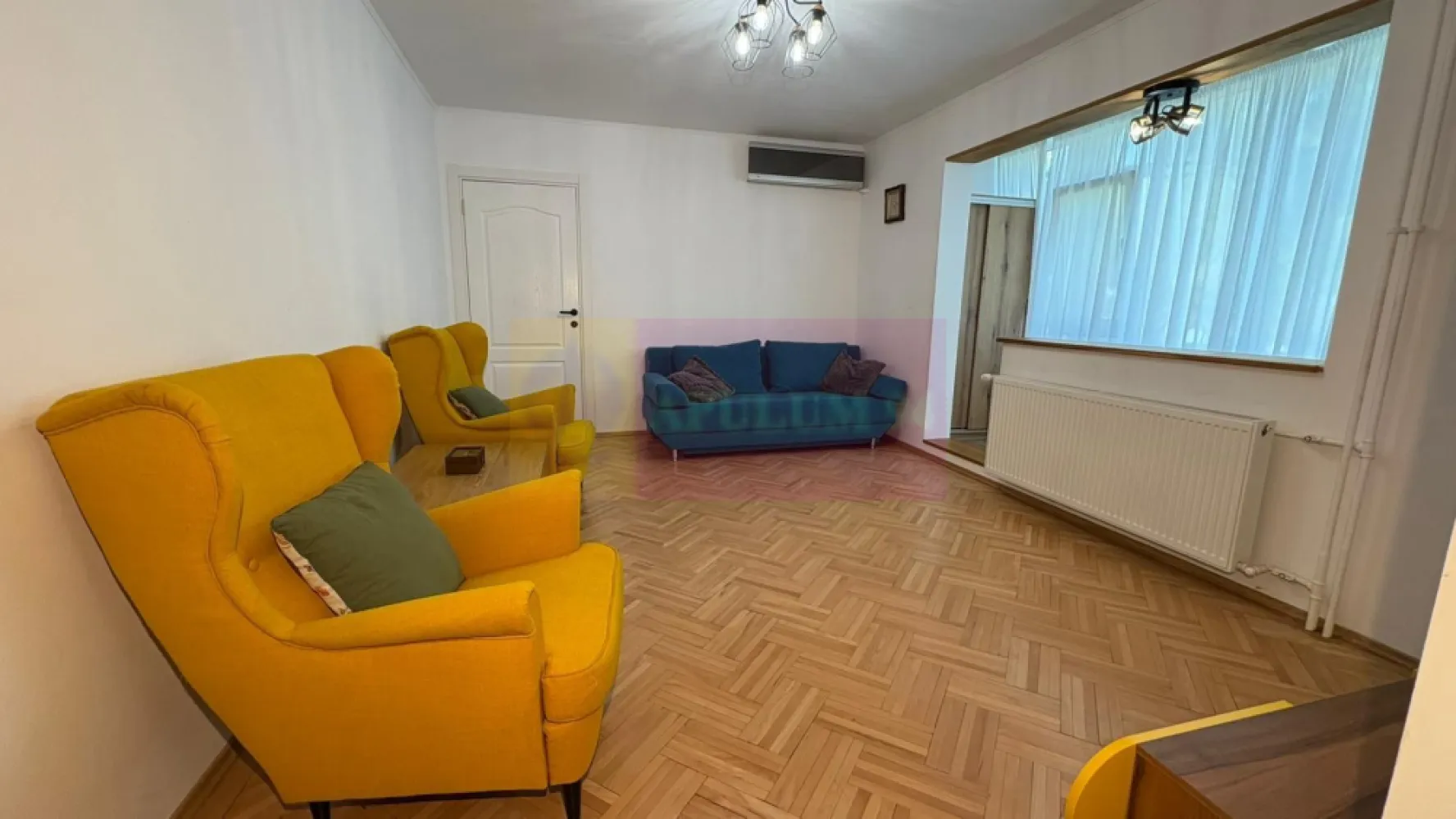 Apartament 3 camere 70mp metrou Piata Sudului cu loc parcare inclus - Vă propunem spre vanzare un apartament de 3 camere, situat într-o zonă deosebit de atractivă, la cateva minute de stația de Metrou Piata Sudului - zona Rondul cu Flori.
Apartamentul este semidecomandat, la etajul 1 al unui bloc din 1964 cu 4 etaje. În 2024 a fost renovat complet până la placă, cu toate instalațiile schimbate, investiția depășind 40.000 de euro. Se vinde mobilat și utilat, exact ca în fotografii.
Blocul este foarte solid, nivel mic de înălțime P+ 4 etaje, construit în 1964 din prefabricate de beton.
Compartimentare și avantaje:
• 3 camere luminoase
• 2 băi amenajate modern
• etaj 1/4
• bucătărie open space complet utilată
• 2 dressinguri (aprox. 5 m și 2 m)
• multiple spații de depozitare
• posibilitate boxa la subsol
• loc de parcare plătit
Finisaje și dotări
• parchet din lemn masiv
•.instalație electrica cupru, prize modulare Gewiss
• instalație sanitară din cupru
• mobilier pe comandă
• gresie porțelanată
• rezervor încastrat
• vas WC cu funcție bideu
• mobilier IKEA / Mobexpert
• electrocasnice premium
• boiler smart
• aer condiționat
Blocul urmează să fie anvelopat, încălzirea este la comun - fără repartitoare (nu sunt probleme - iarna sunt 27 grade în casă), iar ca backup la apă caldă este montat boiler electric (folosit doar de câteva ori).
Apartament ingrijit, bine poziționat și pregătit pentru mutare imediată.
Loc de parcare inclus.
Avantajele zonei: Proximitate față de Piața Straduintei: acces rapid la servicii medicale de calitate, la transport: Metrou Piața Sudului, precum și multiple linii STB. Centre comerciale și piețe: Piața Sudului, Sun Plaza Shopping Center si Grand Arena în apropiere, oferind acces la supermarketuri, restaurante, magazine și zone de recreere. Instituții educaționale: Școli și grădinițe bine cotate la mică distanță, facilitând accesul copiilor la educație de calitate. Parcuri și zone verzi: Parcul Tineretului și Oraselul Copiilor la o distanță scurtă, ideale pentru plimbări în aer liber și activități recreative. Cartier sigur și bine întreținut, ideal pentru familii, cu acces rapid la centrele de interes urban, dar și liniște și siguranță. 
Aceasta locatie este o oportunitate excelentă pentru cei care doresc un stil de viață activ, dar și liniștit, în mijlocul unui cartier verde și bine conectat.
Proprietatea este disponibila imediat.
Comision agentie 3% + tva din pretul de vanzare.
Pentru mai multe detalii sau pentru a programa o vizionare, nu ezitați să ne contactați – Cristi/ Apulum 94/ Tel. Mobil: (004) 0733683462 !