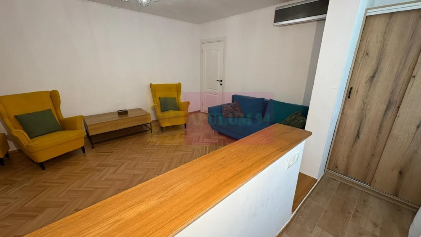 Apartament 3 camere 70mp metrou Piata Sudului cu loc parcare inclus - Vă propunem spre vanzare un apartament de 3 camere, situat într-o zonă deosebit de atractivă, la cateva minute de stația de Metrou Piata Sudului - zona Rondul cu Flori.
Apartamentul este semidecomandat, la etajul 1 al unui bloc din 1964 cu 4 etaje. În 2024 a fost renovat complet până la placă, cu toate instalațiile schimbate, investiția depășind 40.000 de euro. Se vinde mobilat și utilat, exact ca în fotografii.
Blocul este foarte solid, nivel mic de înălțime P+ 4 etaje, construit în 1964 din prefabricate de beton.
Compartimentare și avantaje:
• 3 camere luminoase
• 2 băi amenajate modern
• etaj 1/4
• bucătărie open space complet utilată
• 2 dressinguri (aprox. 5 m și 2 m)
• multiple spații de depozitare
• posibilitate boxa la subsol
• loc de parcare plătit
Finisaje și dotări
• parchet din lemn masiv
•.instalație electrica cupru, prize modulare Gewiss
• instalație sanitară din cupru
• mobilier pe comandă
• gresie porțelanată
• rezervor încastrat
• vas WC cu funcție bideu
• mobilier IKEA / Mobexpert
• electrocasnice premium
• boiler smart
• aer condiționat
Blocul urmează să fie anvelopat, încălzirea este la comun - fără repartitoare (nu sunt probleme - iarna sunt 27 grade în casă), iar ca backup la apă caldă este montat boiler electric (folosit doar de câteva ori).
Apartament ingrijit, bine poziționat și pregătit pentru mutare imediată.
Loc de parcare inclus.
Avantajele zonei: Proximitate față de Piața Straduintei: acces rapid la servicii medicale de calitate, la transport: Metrou Piața Sudului, precum și multiple linii STB. Centre comerciale și piețe: Piața Sudului, Sun Plaza Shopping Center si Grand Arena în apropiere, oferind acces la supermarketuri, restaurante, magazine și zone de recreere. Instituții educaționale: Școli și grădinițe bine cotate la mică distanță, facilitând accesul copiilor la educație de calitate. Parcuri și zone verzi: Parcul Tineretului și Oraselul Copiilor la o distanță scurtă, ideale pentru plimbări în aer liber și activități recreative. Cartier sigur și bine întreținut, ideal pentru familii, cu acces rapid la centrele de interes urban, dar și liniște și siguranță. 
Aceasta locatie este o oportunitate excelentă pentru cei care doresc un stil de viață activ, dar și liniștit, în mijlocul unui cartier verde și bine conectat.
Proprietatea este disponibila imediat.
Comision agentie 3% + tva din pretul de vanzare.
Pentru mai multe detalii sau pentru a programa o vizionare, nu ezitați să ne contactați – Cristi/ Apulum 94/ Tel. Mobil: (004) 0733683462 !